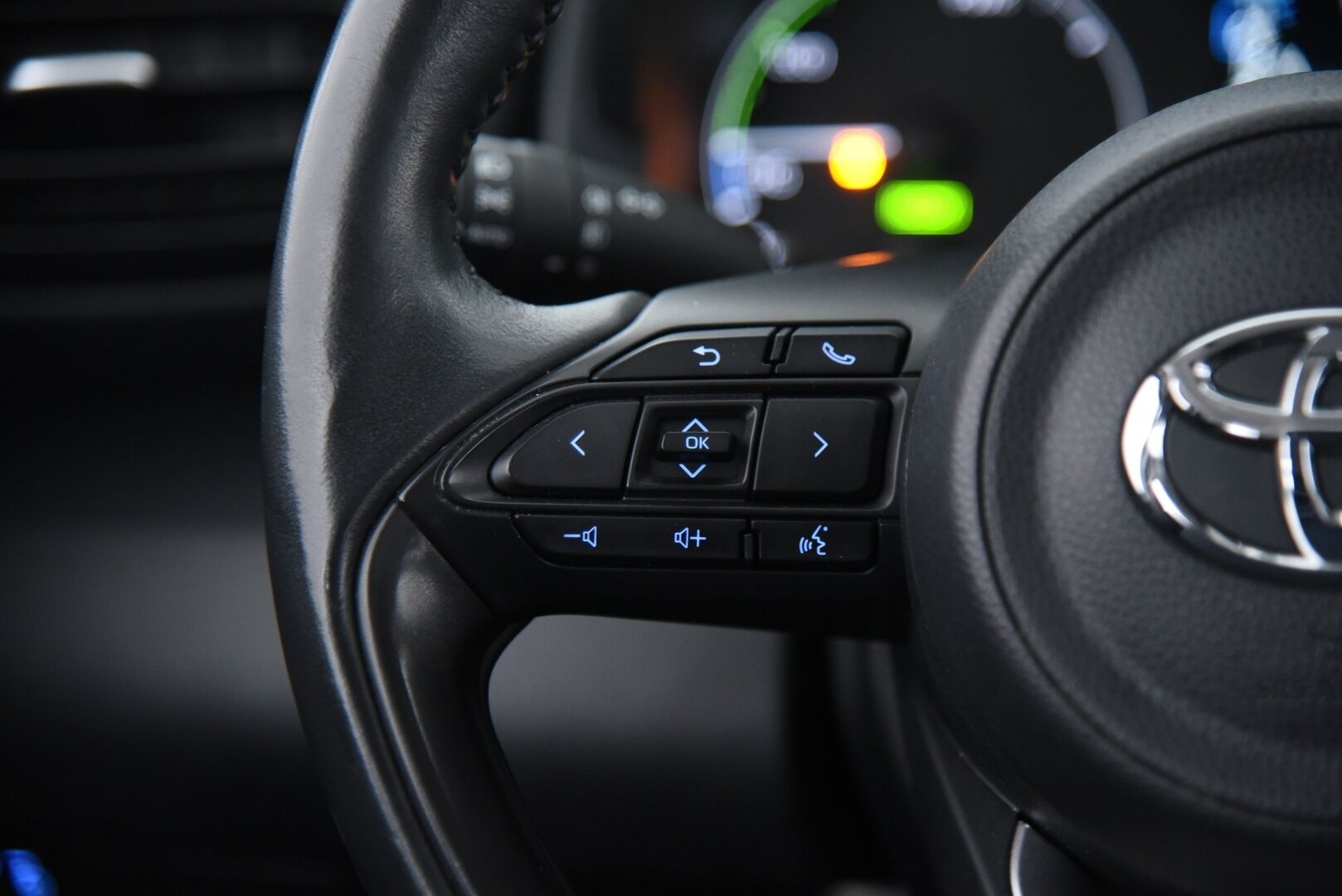 Toyota Yaris 2023 1,5 Hybrid Active / Adapt. vak. / Lohko / Keyless / Apple&Android / Lämmitettävä ratti - Merkkihuollettu Suomi-Auto / 2x alkuperäiset Toyotan aluvanteet