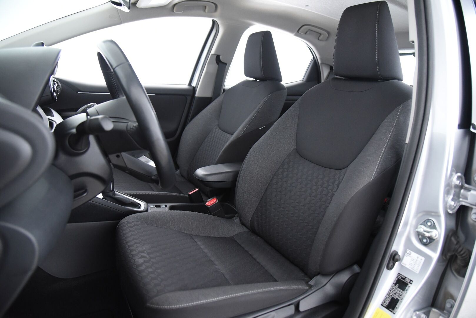 Toyota Yaris 2023 1,5 Hybrid Active / Adapt. vak. / Lohko / Keyless / Apple&Android / Lämmitettävä ratti - Merkkihuollettu Suomi-Auto / 2x alkuperäiset Toyotan aluvanteet