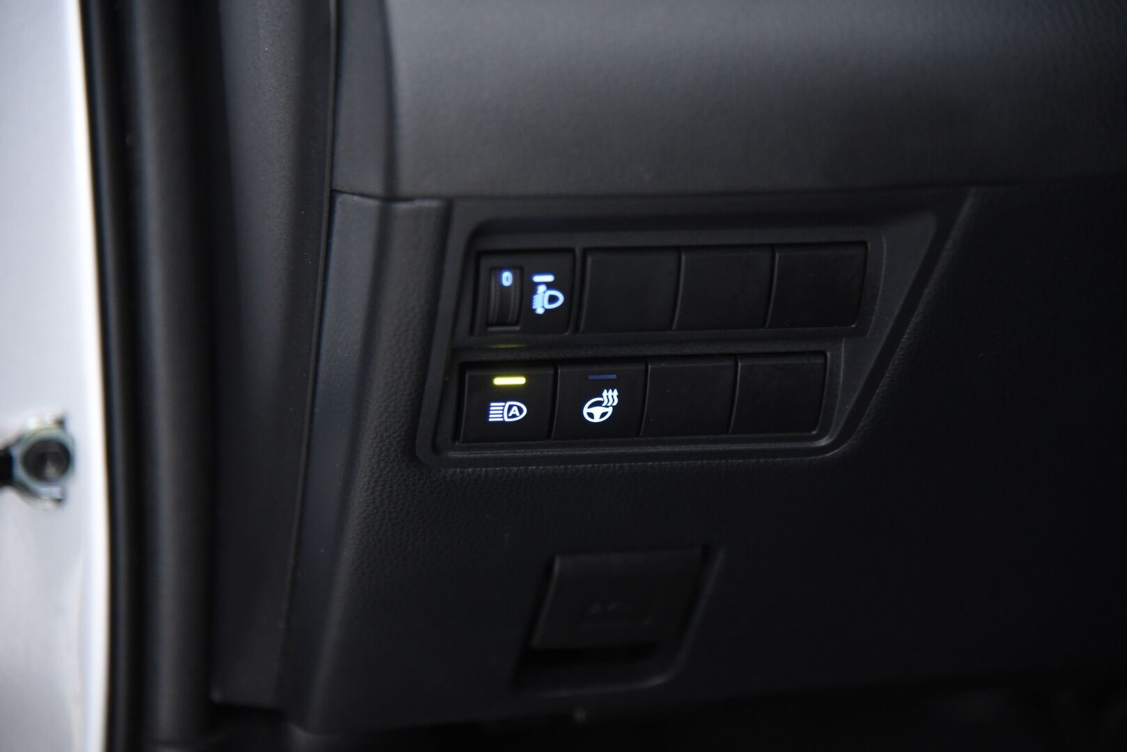 Toyota Yaris 2023 1,5 Hybrid Active / Adapt. vak. / Lohko / Keyless / Apple&Android / Lämmitettävä ratti - Merkkihuollettu Suomi-Auto / 2x alkuperäiset Toyotan aluvanteet