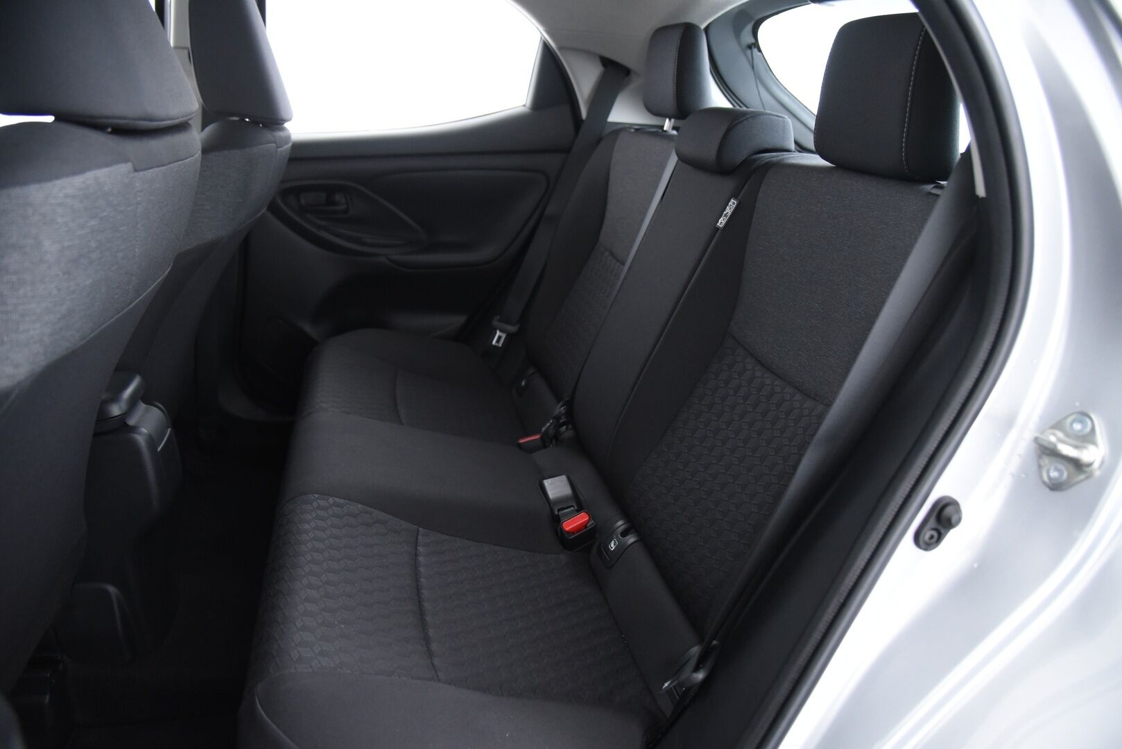 Toyota Yaris 2023 1,5 Hybrid Active / Adapt. vak. / Lohko / Keyless / Apple&Android / Lämmitettävä ratti - Merkkihuollettu Suomi-Auto / 2x alkuperäiset Toyotan aluvanteet