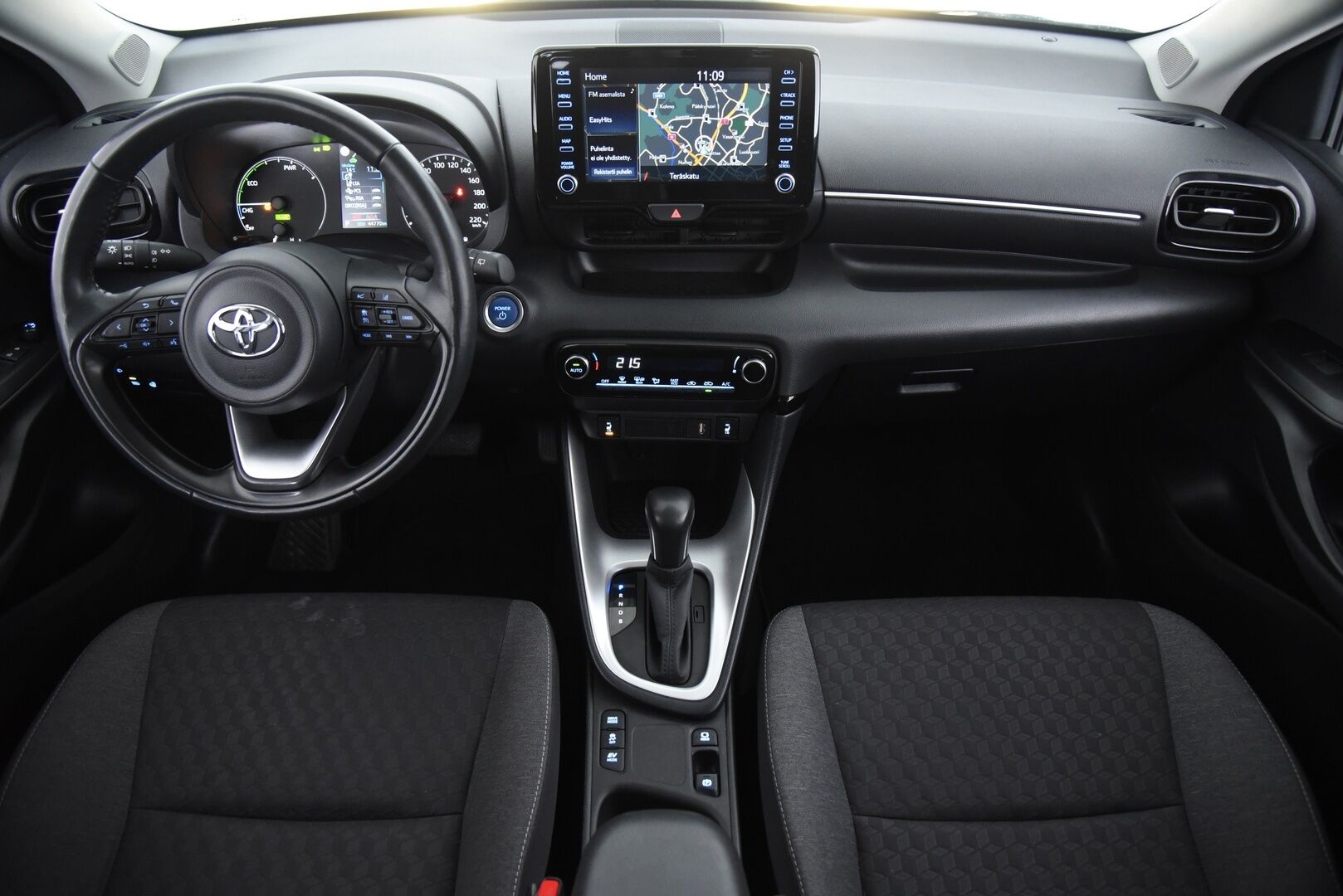 Toyota Yaris 2023 1,5 Hybrid Active / Adapt. vak. / Lohko / Keyless / Apple&Android / Lämmitettävä ratti - Merkkihuollettu Suomi-Auto / 2x alkuperäiset Toyotan aluvanteet