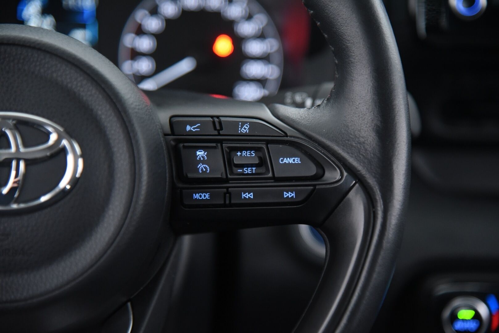 Toyota Yaris 2023 1,5 Hybrid Active / Adapt. vak. / Lohko / Keyless / Apple&Android / Lämmitettävä ratti - Merkkihuollettu Suomi-Auto / 2x alkuperäiset Toyotan aluvanteet