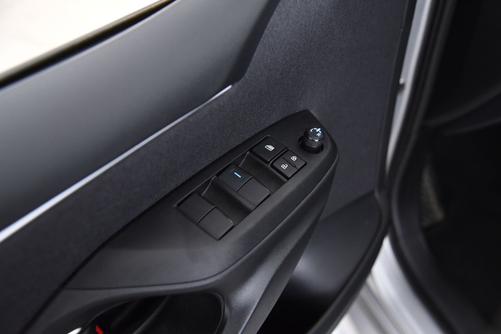 Toyota Yaris 2023 1,5 Hybrid Active / Adapt. vak. / Lohko / Keyless / Apple&Android / Lämmitettävä ratti - Merkkihuollettu Suomi-Auto / 2x alkuperäiset Toyotan aluvanteet