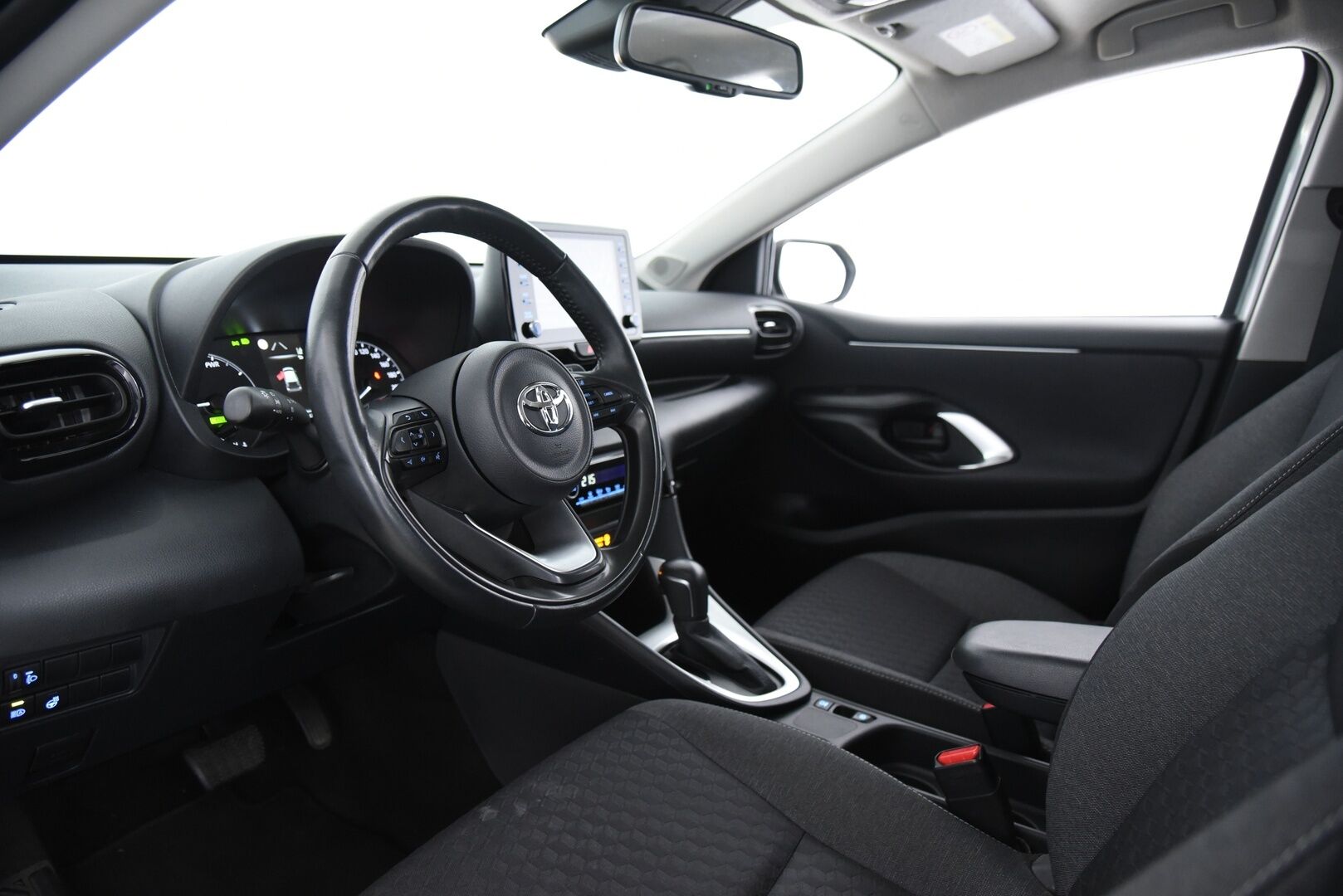 Toyota Yaris 2023 1,5 Hybrid Active / Adapt. vak. / Lohko / Keyless / Apple&Android / Lämmitettävä ratti - Merkkihuollettu Suomi-Auto / 2x alkuperäiset Toyotan aluvanteet