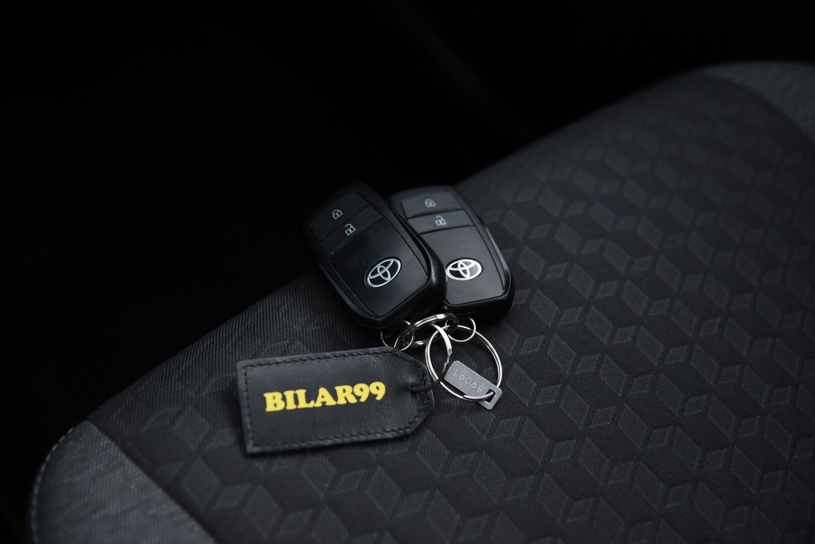 Toyota Yaris 2023 1,5 Hybrid Active / Adapt. vak. / Lohko / Keyless / Apple&Android / Lämmitettävä ratti - Merkkihuollettu Suomi-Auto / 2x alkuperäiset Toyotan aluvanteet