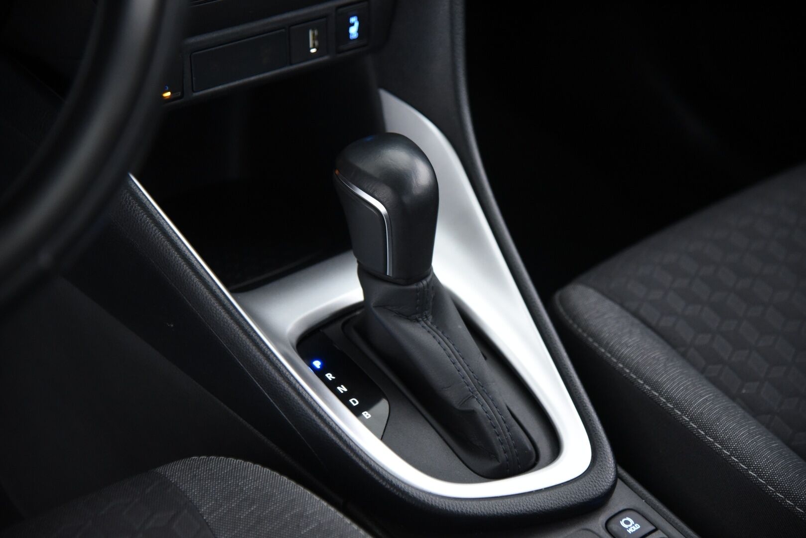 Toyota Yaris 2023 1,5 Hybrid Active / Adapt. vak. / Lohko / Keyless / Apple&Android / Lämmitettävä ratti - Merkkihuollettu Suomi-Auto / 2x alkuperäiset Toyotan aluvanteet