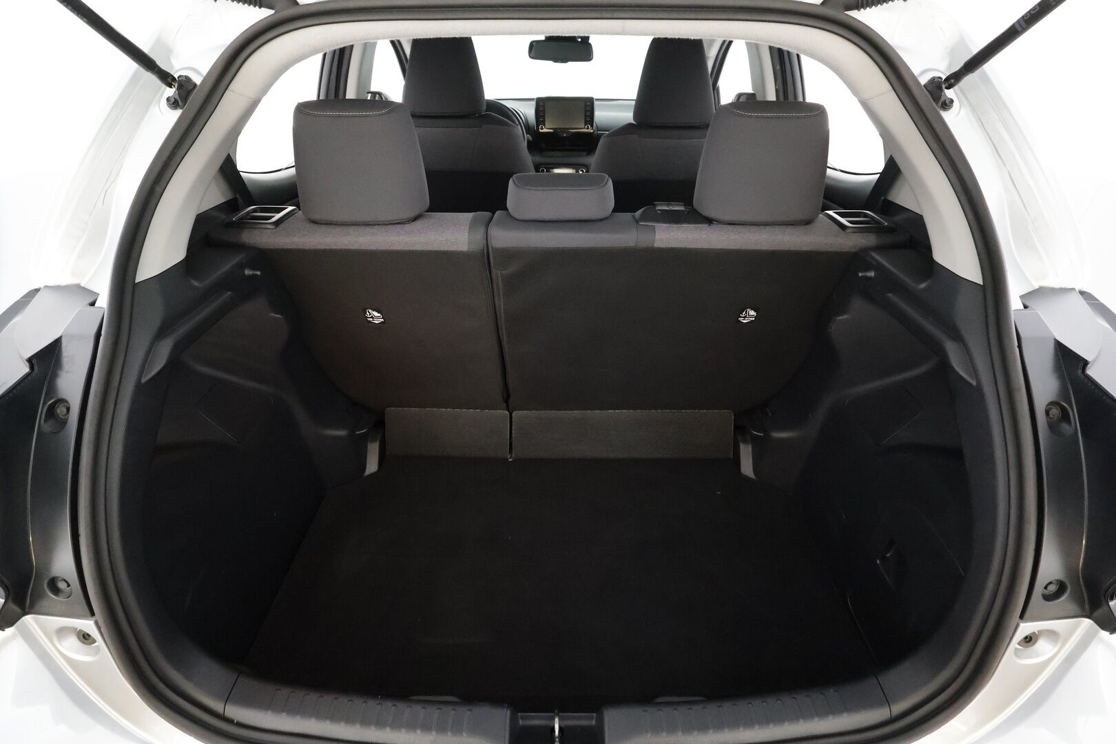 Toyota Yaris 2023 1,5 Hybrid Active Plus * Suomi-auto / ACC / P.kamera / Lohkolämmitin / Navi / KeylessGo * - Kahdet renkaat aluvanteilla / Merkkihuollettu - HULLU BLACKWEEK KORKOTARJOUS 2,49%