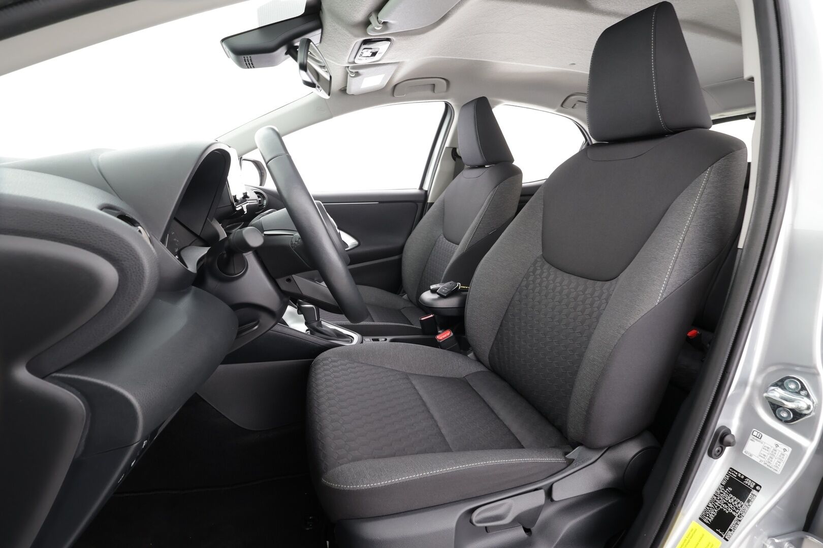 Toyota Yaris 2023 1,5 Hybrid Active Plus * Suomi-auto / ACC / P.kamera / Lohkolämmitin / Navi / KeylessGo * - Kahdet renkaat aluvanteilla / Merkkihuollettu - HULLU BLACKWEEK KORKOTARJOUS 2,49%