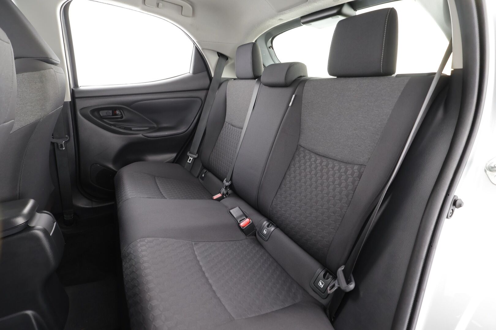 Toyota Yaris 2023 1,5 Hybrid Active Plus * Suomi-auto / ACC / P.kamera / Lohkolämmitin / Navi / KeylessGo * - Kahdet renkaat aluvanteilla / Merkkihuollettu - HULLU BLACKWEEK KORKOTARJOUS 2,49%