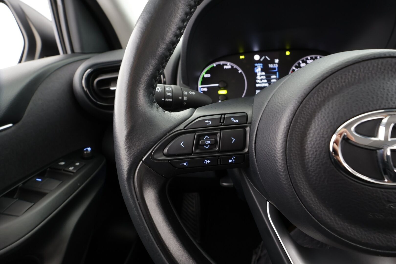 Toyota Yaris 2023 1,5 Hybrid Active Plus * Suomi-auto / ACC / P.kamera / Lohkolämmitin / Navi / KeylessGo * - Kahdet renkaat aluvanteilla / Merkkihuollettu - HULLU BLACKWEEK KORKOTARJOUS 2,49%