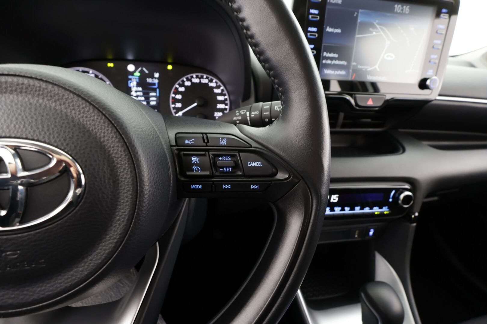 Toyota Yaris 2023 1,5 Hybrid Active Plus * Suomi-auto / ACC / P.kamera / Lohkolämmitin / Navi / KeylessGo * - Kahdet renkaat aluvanteilla / Merkkihuollettu - HULLU BLACKWEEK KORKOTARJOUS 2,49%