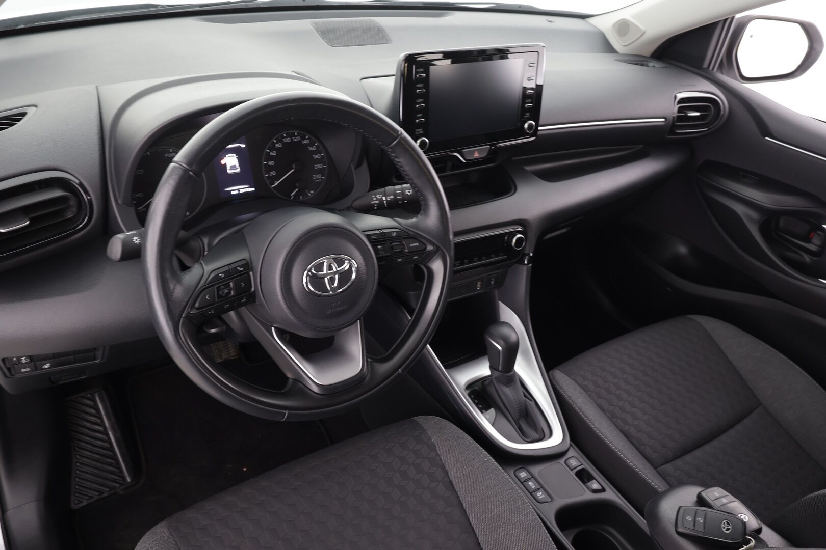 Toyota Yaris 2023 1,5 Hybrid Active Plus * Suomi-auto / ACC / P.kamera / Lohkolämmitin / Navi / KeylessGo * - Kahdet renkaat aluvanteilla / Merkkihuollettu - HULLU BLACKWEEK KORKOTARJOUS 2,49%