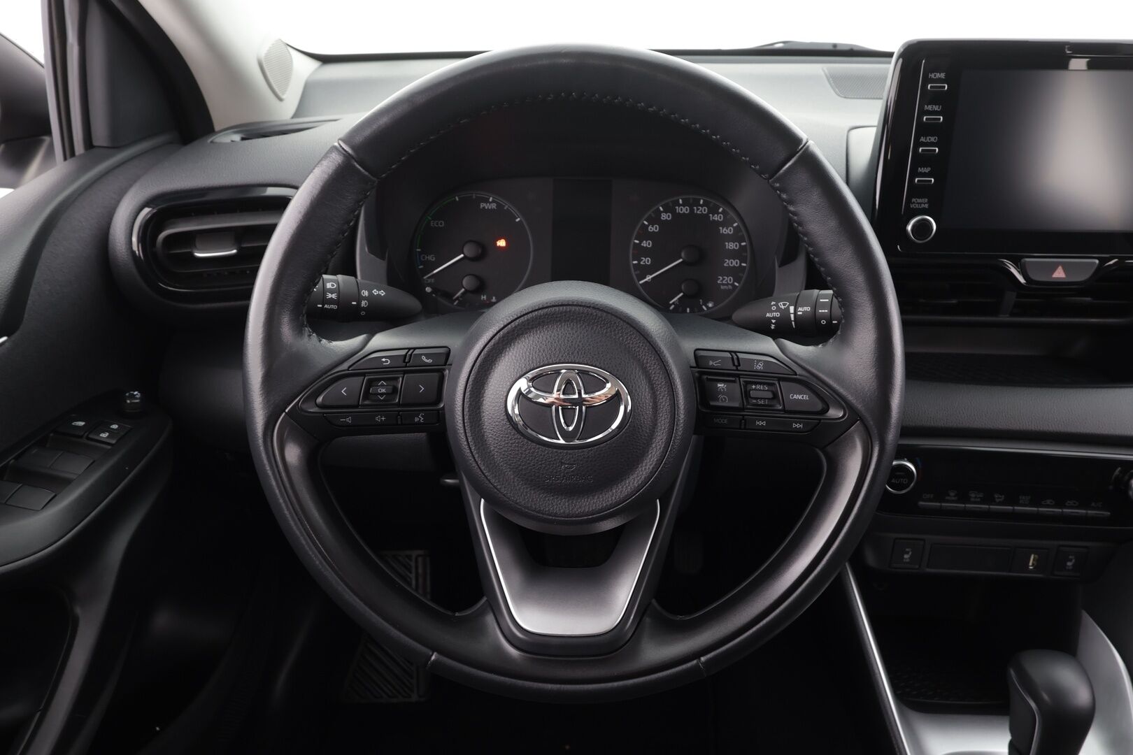 Toyota Yaris 2023 1,5 Hybrid Active Plus * Suomi-auto / ACC / P.kamera / Lohkolämmitin / Navi / KeylessGo * - Kahdet renkaat aluvanteilla / Merkkihuollettu - HULLU BLACKWEEK KORKOTARJOUS 2,49%