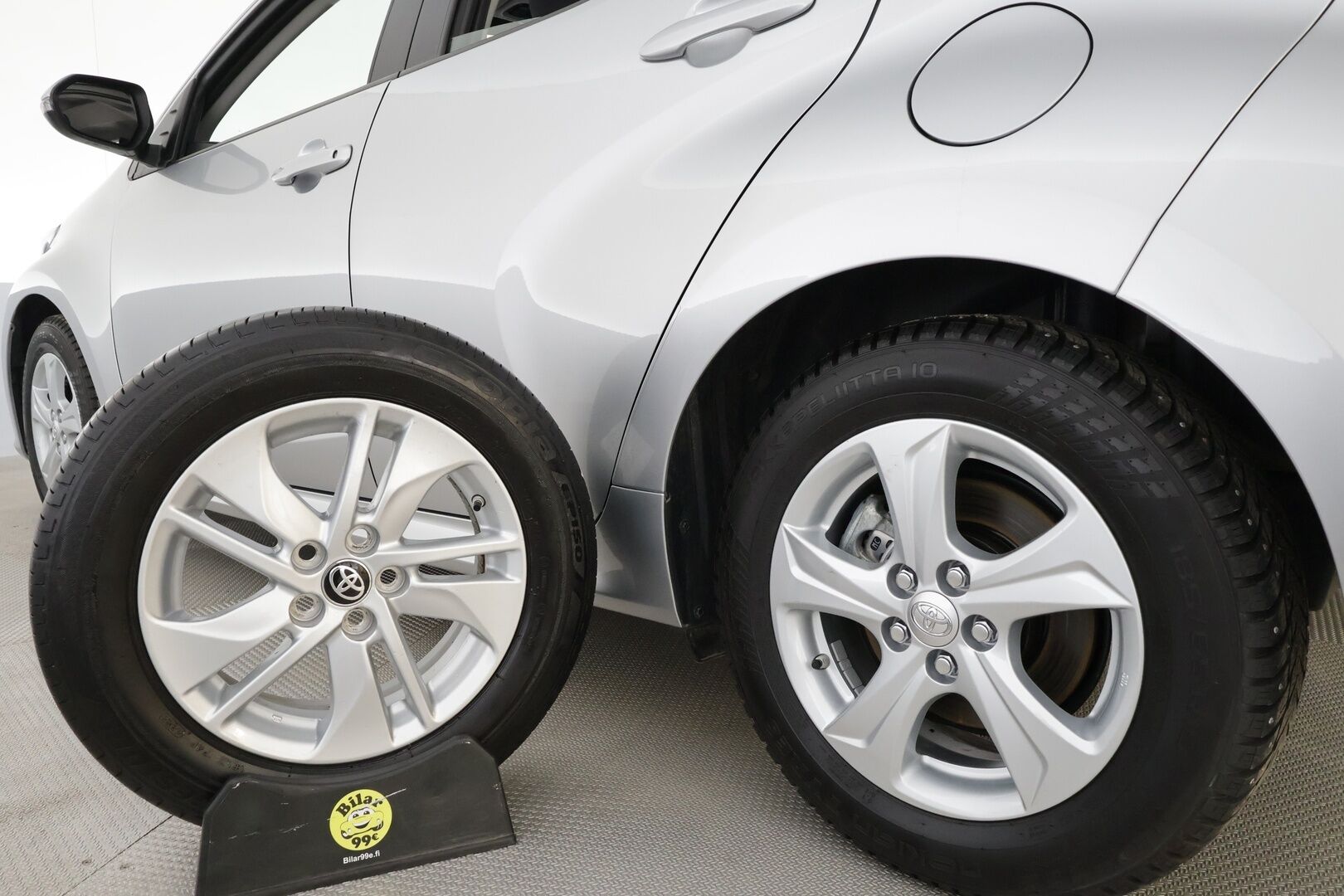 Toyota Yaris 2023 1,5 Hybrid Active Plus * Suomi-auto / ACC / P.kamera / Lohkolämmitin / Navi / KeylessGo * - Kahdet renkaat aluvanteilla / Merkkihuollettu - HULLU BLACKWEEK KORKOTARJOUS 2,49%