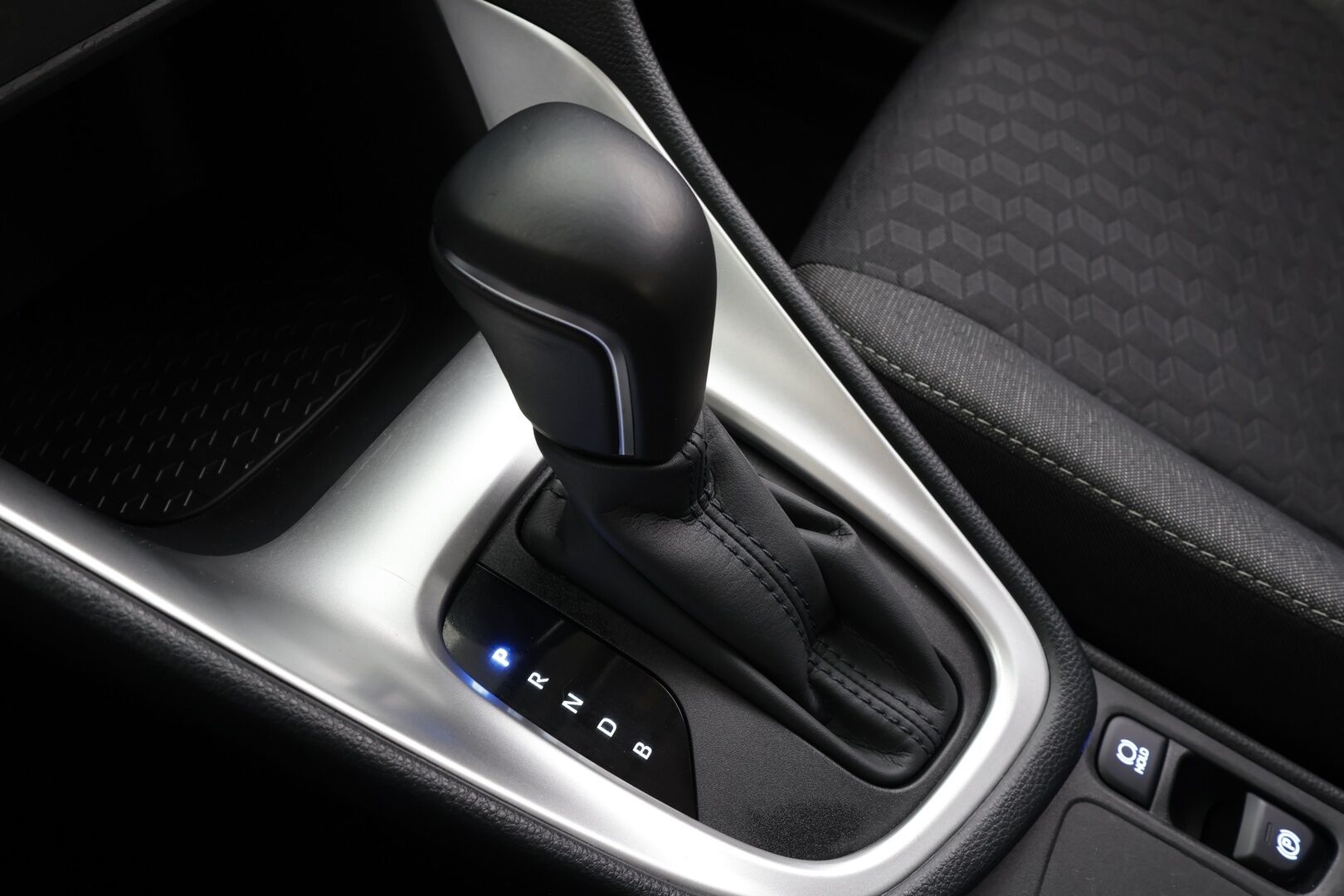 Toyota Yaris 2023 1,5 Hybrid Active Plus * Suomi-auto / ACC / P.kamera / Lohkolämmitin / Navi / KeylessGo * - Kahdet renkaat aluvanteilla / Merkkihuollettu - HULLU BLACKWEEK KORKOTARJOUS 2,49%