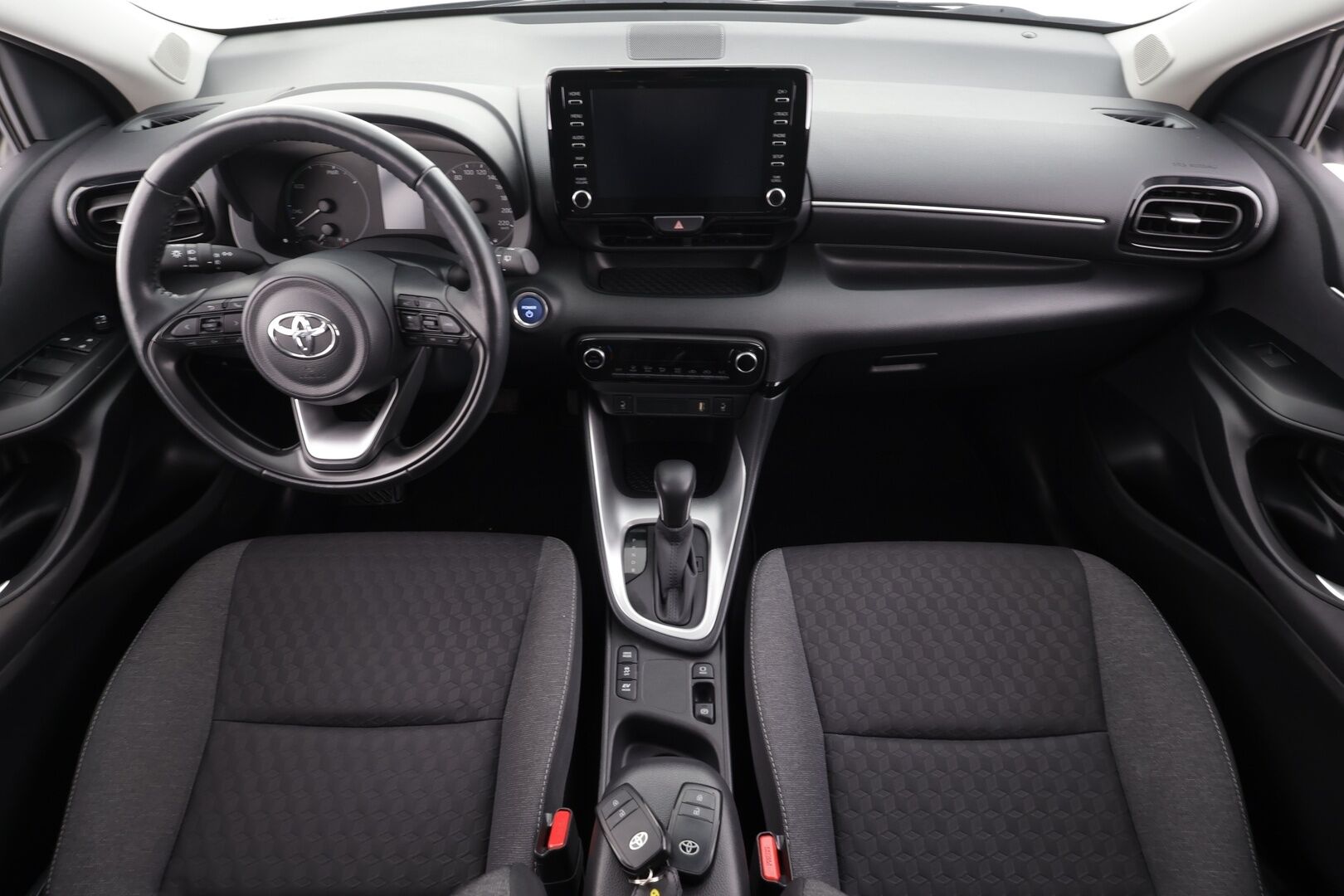 Toyota Yaris 2023 1,5 Hybrid Active Plus * Suomi-auto / ACC / P.kamera / Lohkolämmitin / Navi / KeylessGo * - Kahdet renkaat aluvanteilla / Merkkihuollettu - HULLU BLACKWEEK KORKOTARJOUS 2,49%