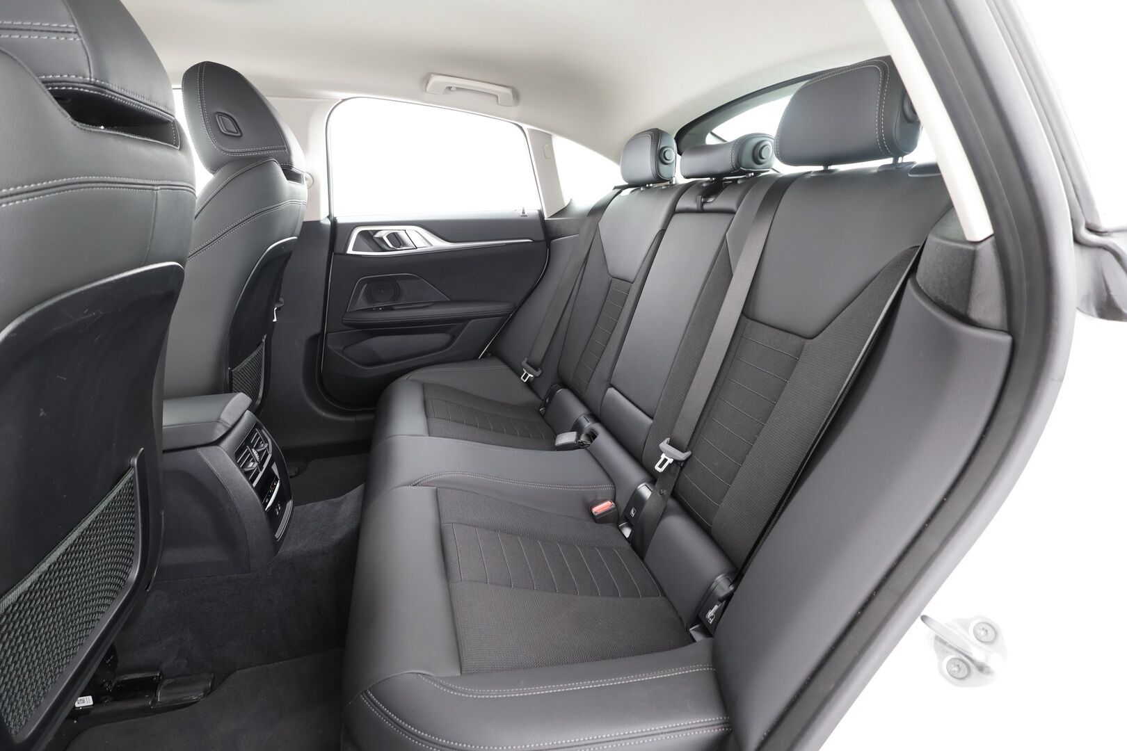 BMW i4 2024 eDrive40 Charged - | ACC | Lisälämmitin | Koukku | LED | Widescreen | P.Kamera | Puolinahat | Comfort access | Sporttipenkit | 1.Om suomi-auto | Kahdet Renkaat | Merkkihuollettu |