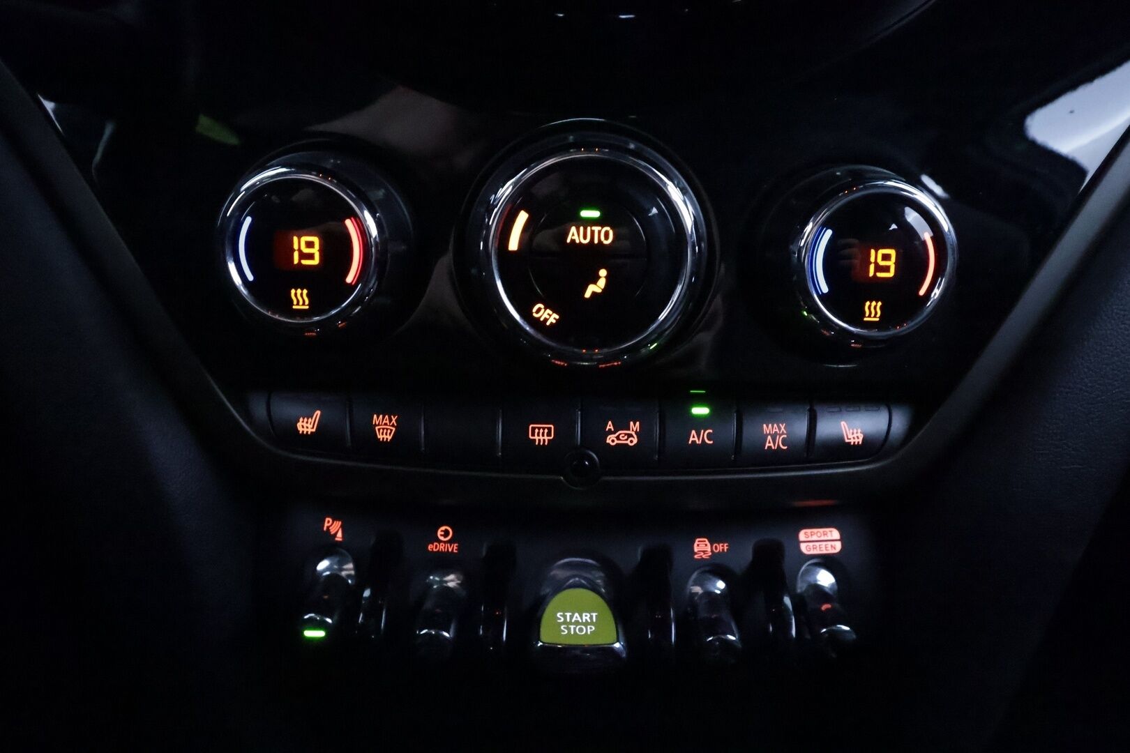 Mini Countryman 2021 Cooper SE ALL4 A - | ACC | LED | P.Tutkat | Puolinahat Sporttipenkit | Digimittaristo | Apple&Android | Merkkihuollettu | Kahdet Renkaat |