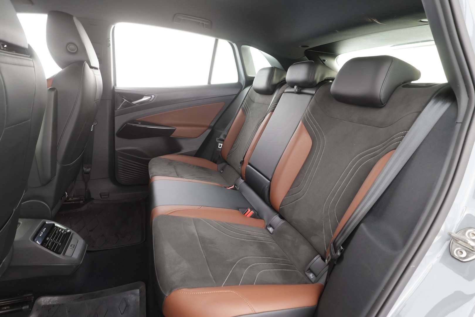 Volkswagen ID.4 2023 Pro Performance Business 150 kW, akku 77 kWh - | ACC | ILP | Koukku | P.Kamera | Hierovat Muistipenkit | LED | Puolinahat | Ratinlämmitys | Keyless | Apple&Android | 1.Om Suomi-auto | Kahdet Renkaat | 