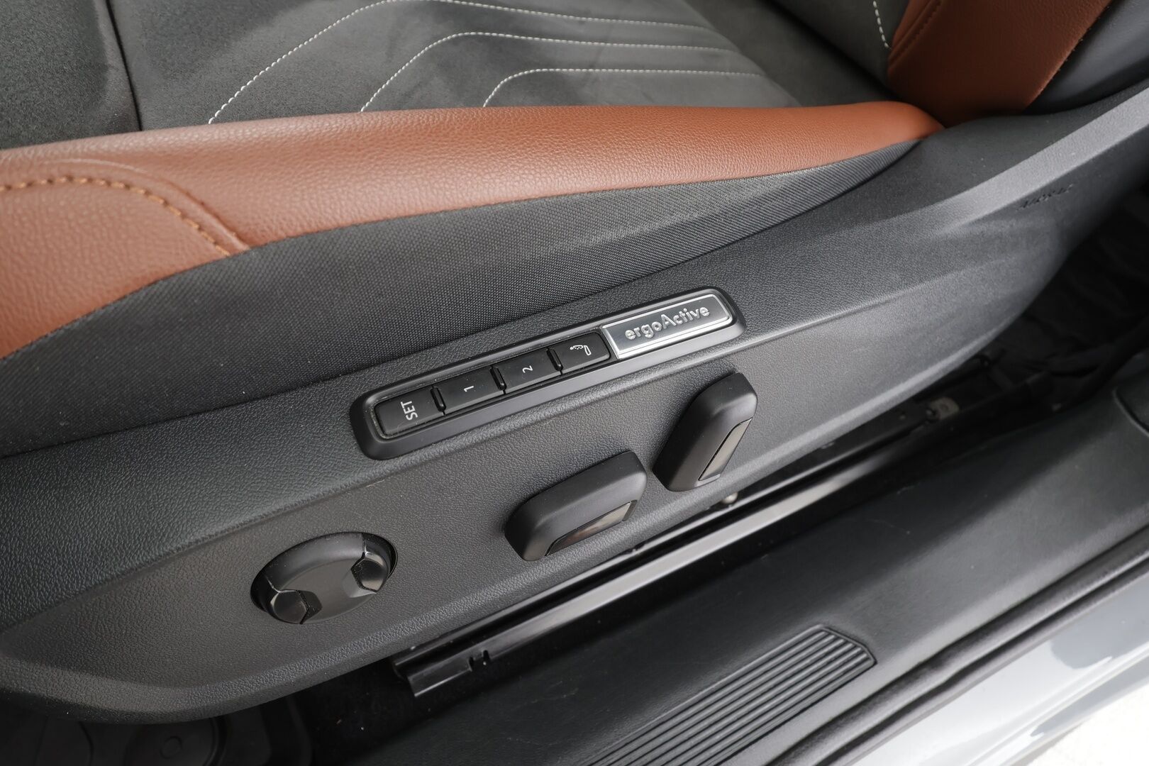 Volkswagen ID.4 2023 Pro Performance Business 150 kW, akku 77 kWh - | ACC | ILP | Koukku | P.Kamera | Hierovat Muistipenkit | LED | Puolinahat | Ratinlämmitys | Keyless | Apple&Android | 1.Om Suomi-auto | Kahdet Renkaat | 