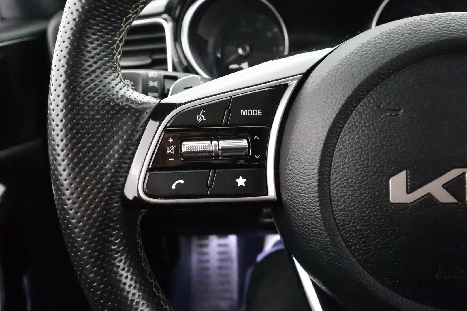 Kia ProCeed 2023 1,5 T-GDI 160hv GT-Line DCT * 1.Om Suomi-auto / ACC / P.kamera / Navi / Puolinahat * - Kahdet renkaat aluvanteilla / Merkkihuollettu - HULLUT BLACKWEEK JATKOT - KORKOTARJOUS 2,49%