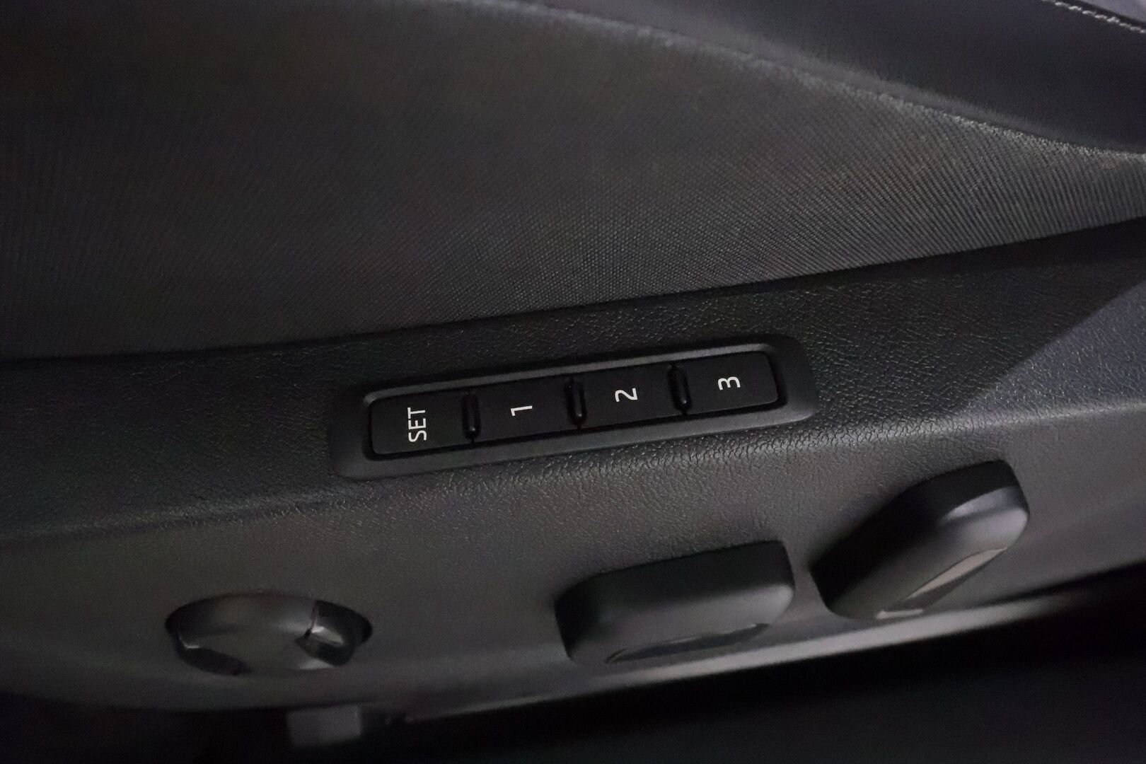 Skoda Enyaq 2023 80 iV *Lämpöpumppu / Adapt.vakkari / Muistipenkki / Koukku / P.kamera / Matrix LED* - 1-om. Suomi-auto / Merkkihuollettu / 2x vanteet