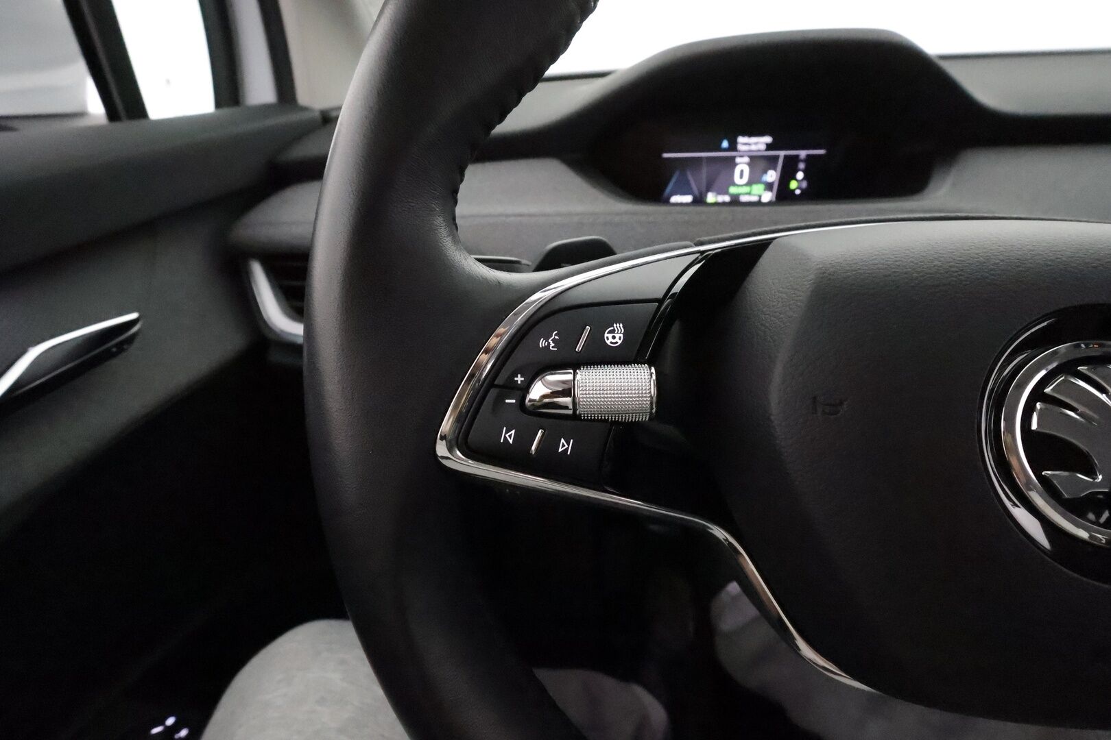 Skoda Enyaq 2023 80 iV *Lämpöpumppu / Adapt.vakkari / Muistipenkki / Koukku / P.kamera / Matrix LED* - 1-om. Suomi-auto / Akku kuntotarkastettu / Merkkihuollettu / 2x vanteet - HULLU BLACKWEEK KORKOTARJOUS 2,49%