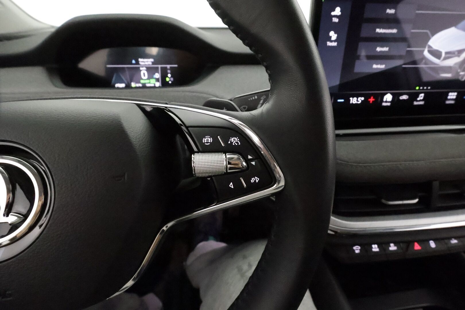 Skoda Enyaq 2023 80 iV *Lämpöpumppu / Adapt.vakkari / Muistipenkki / Koukku / P.kamera / Matrix LED* - 1-om. Suomi-auto / Akku kuntotarkastettu / Merkkihuollettu / 2x vanteet - HULLU BLACKWEEK KORKOTARJOUS 2,49%