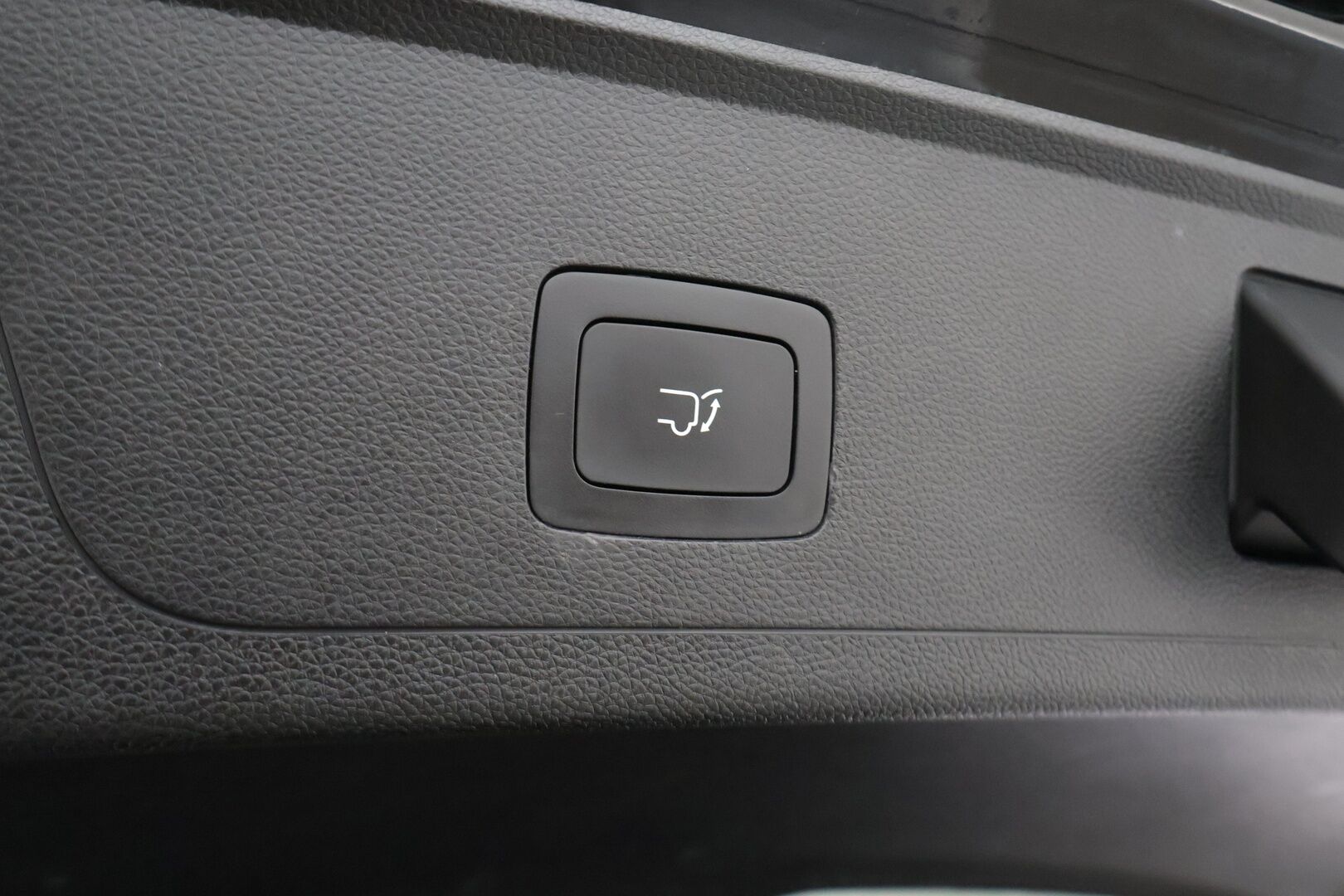 Maxus Euniq 6 2023 Grand Suv XSPECIAL * ACC / Panorama / 360° / Sähköpenkit / Keyless / LED / Sähköluukku / Nahat * - Suomi-auto 