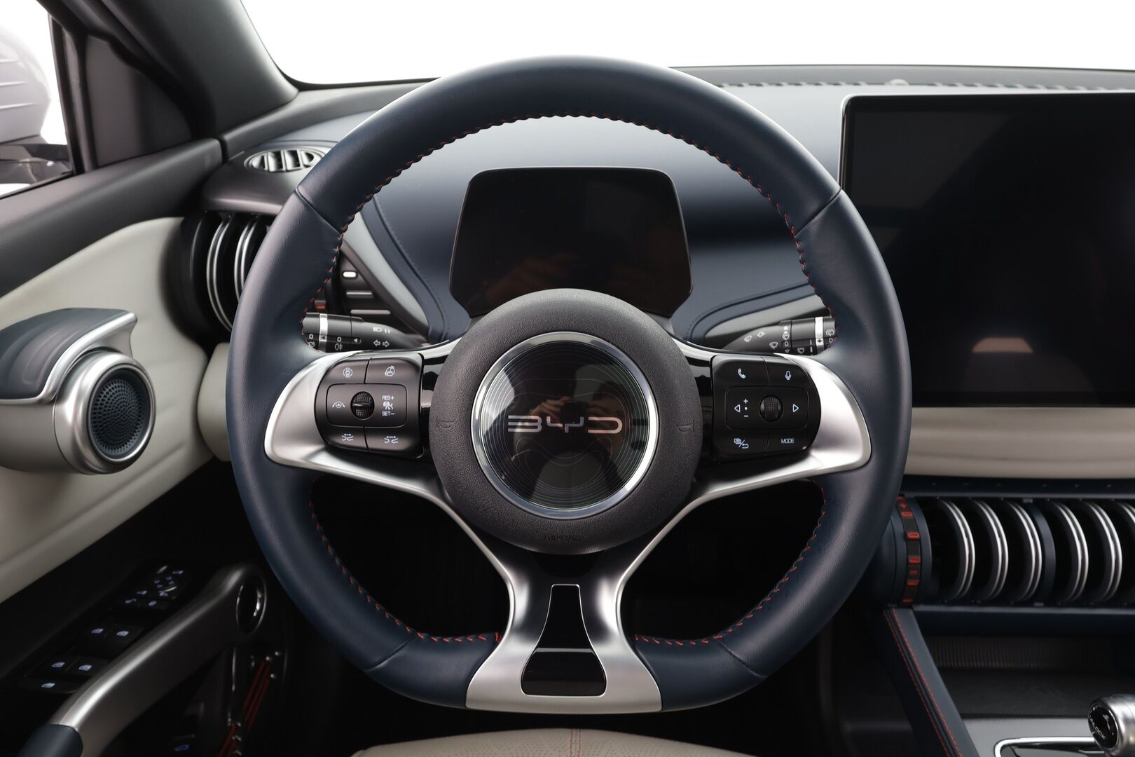 BYD Atto 3 2022 Design * ILP / Panorama / 360 / ACC / LED / Sähköpenkit / Navi / Kaistavahti / Keyless * - 2x Latauskaapelit - HULLUT AVAJAISHULINAT KORKOTARJOUS 3,29 %