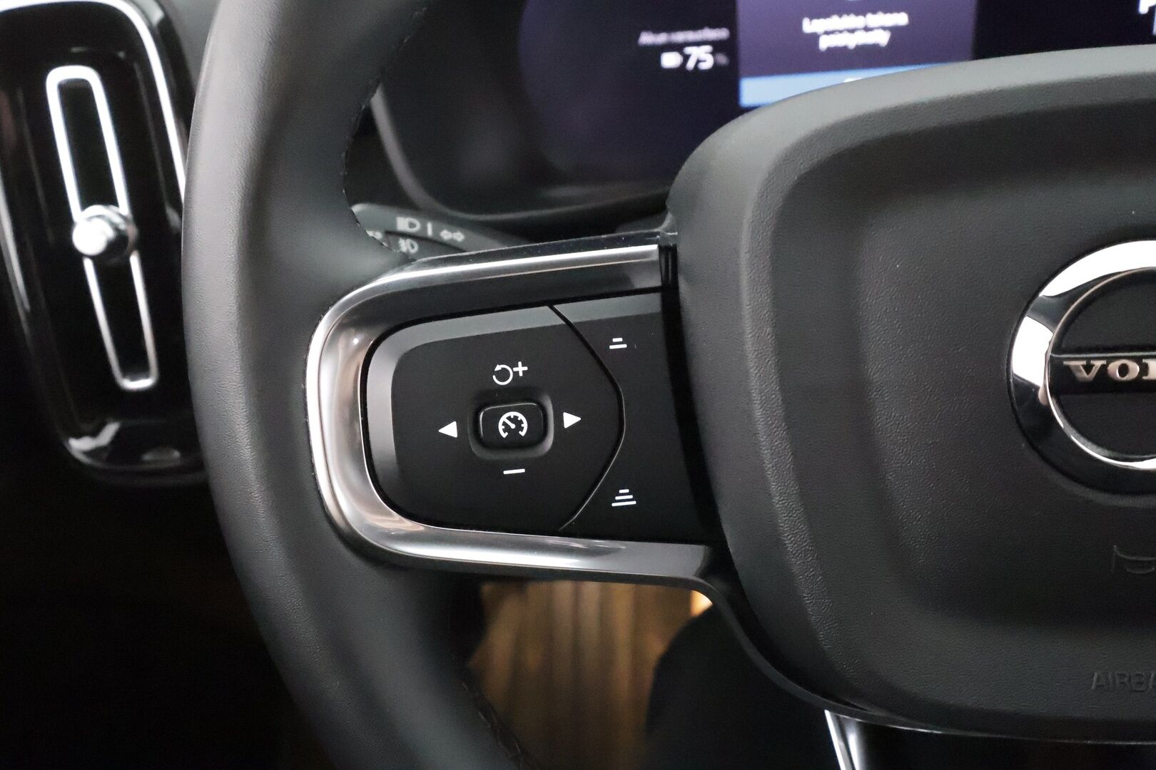 Volvo C40 2023 Recharge Single Plus aut - | ACC | ILP | Koukku | Lasikatto | Muistipenkki | Sporttipenkit | P.kamera | Pilot assist | BLIS | Sähk. takaluukku | Merkkihuollot | ALV | 