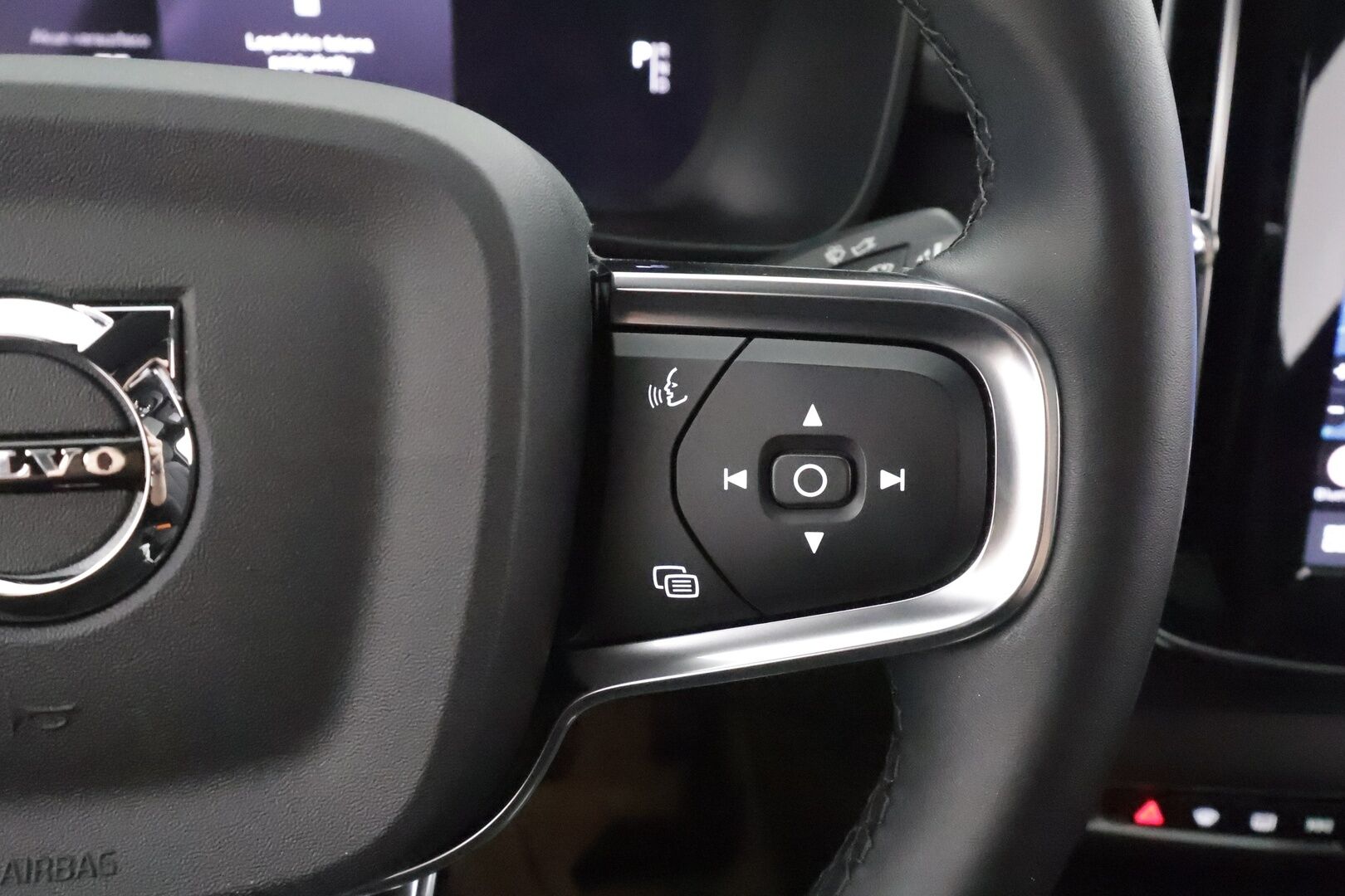 Volvo C40 2023 Recharge Single Plus aut - | ACC | ILP | Koukku | Lasikatto | Muistipenkki | Sporttipenkit | P.kamera | Pilot assist | BLIS | Sähk. takaluukku | Merkkihuollot | ALV | 