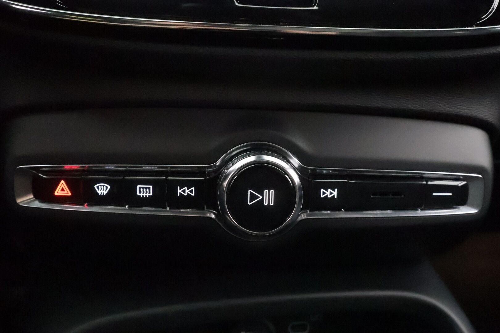 Volvo C40 2023 Recharge Single Plus aut - | ACC | ILP | Koukku | Lasikatto | Muistipenkki | Sporttipenkit | P.kamera | Pilot assist | BLIS | Sähk. takaluukku | Merkkihuollot | ALV | 
