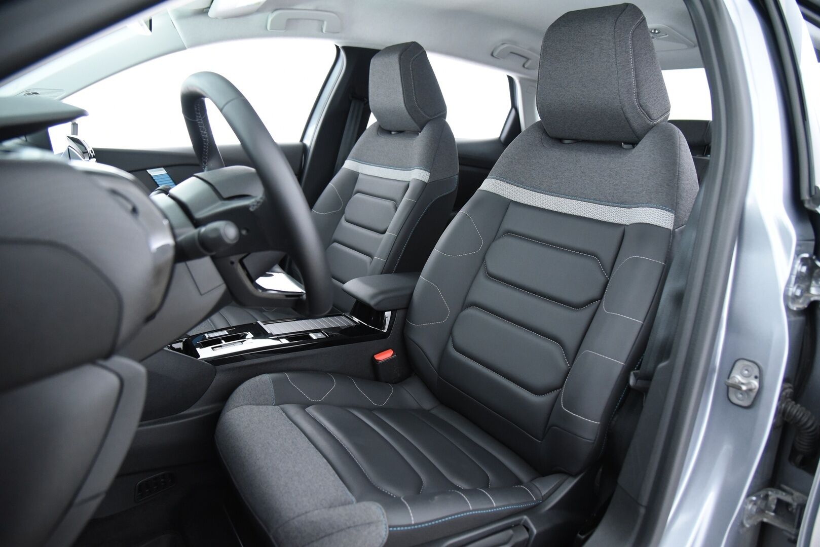 Citroen e-C4 X 2023 Full Electric 136 Shine 50 kWh Automaatti - 1-Omisteinen / Suomi-auto / Adapt.vak / HUD / LED / Apple & Android 