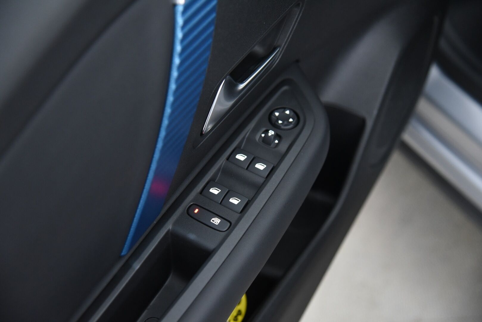 Citroen e-C4 X 2023 Full Electric 136 Shine 50 kWh Automaatti - 1-Omisteinen / Suomi-auto / Adapt.vak / HUD / LED / Apple & Android 
