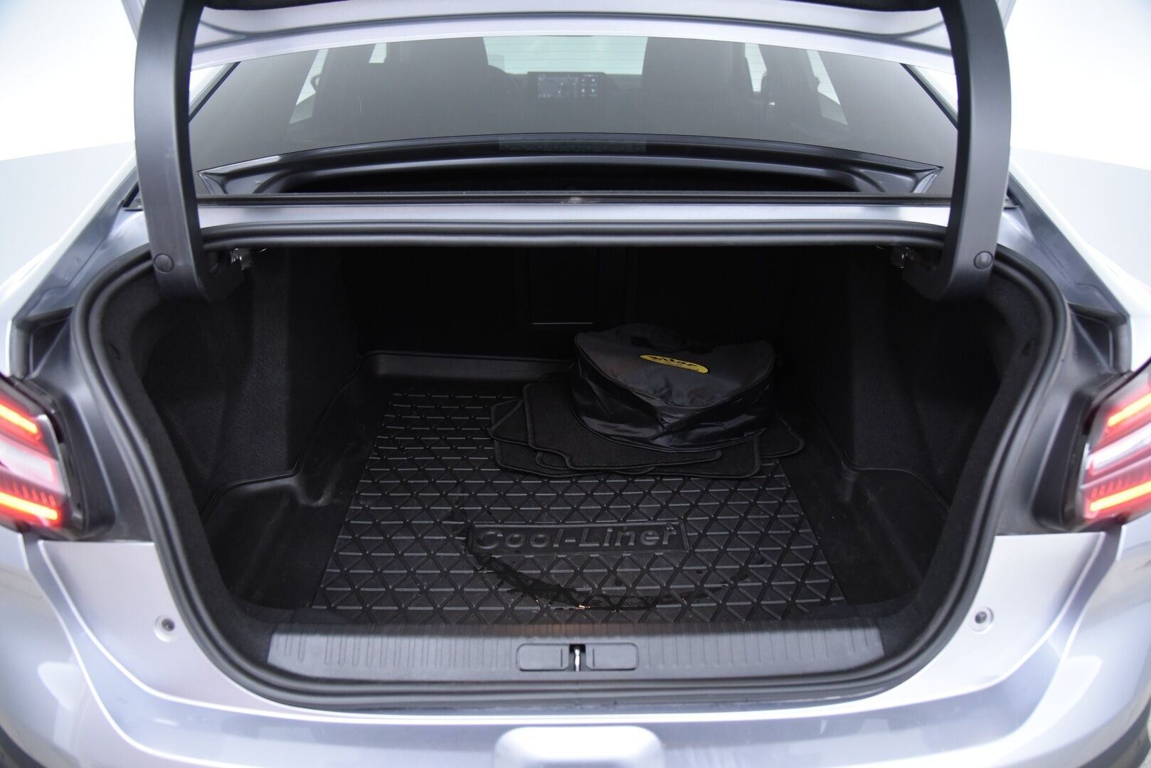 Citroen e-C4 X 2023 Full Electric 136 Shine 50 kWh Automaatti - 1-Omisteinen / Suomi-auto / Adapt.vak / HUD / LED / Apple & Android 