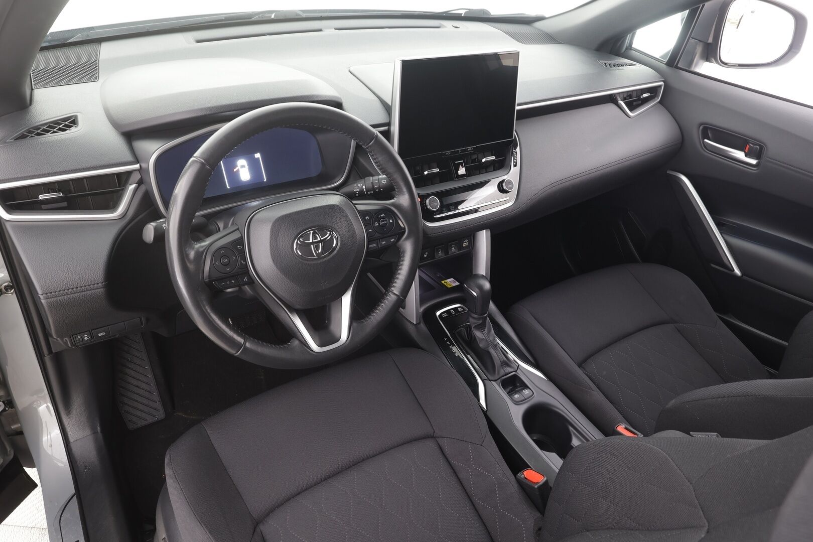 Toyota Corolla Cross 2023 1.8 Hybrid Launch Edition - | Koukku | ACC | P.Kamera | LED | P.Kamera | Katveavustin | Kaistavahti | Digimittaristo | Sisätilanlämmitin | Keyless | Kahdet renkaat | Merkkihuollot | 1-om Suomi-auto |
