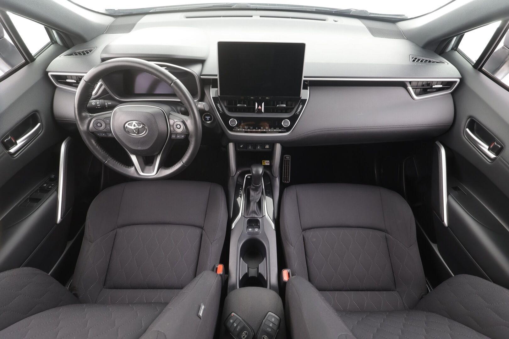 Toyota Corolla Cross 2023 1.8 Hybrid Launch Edition - | Koukku | ACC | P.Kamera | LED | P.Kamera | Katveavustin | Kaistavahti | Digimittaristo | Sisätilanlämmitin | Keyless | Kahdet renkaat | Merkkihuollot | 1-om Suomi-auto |