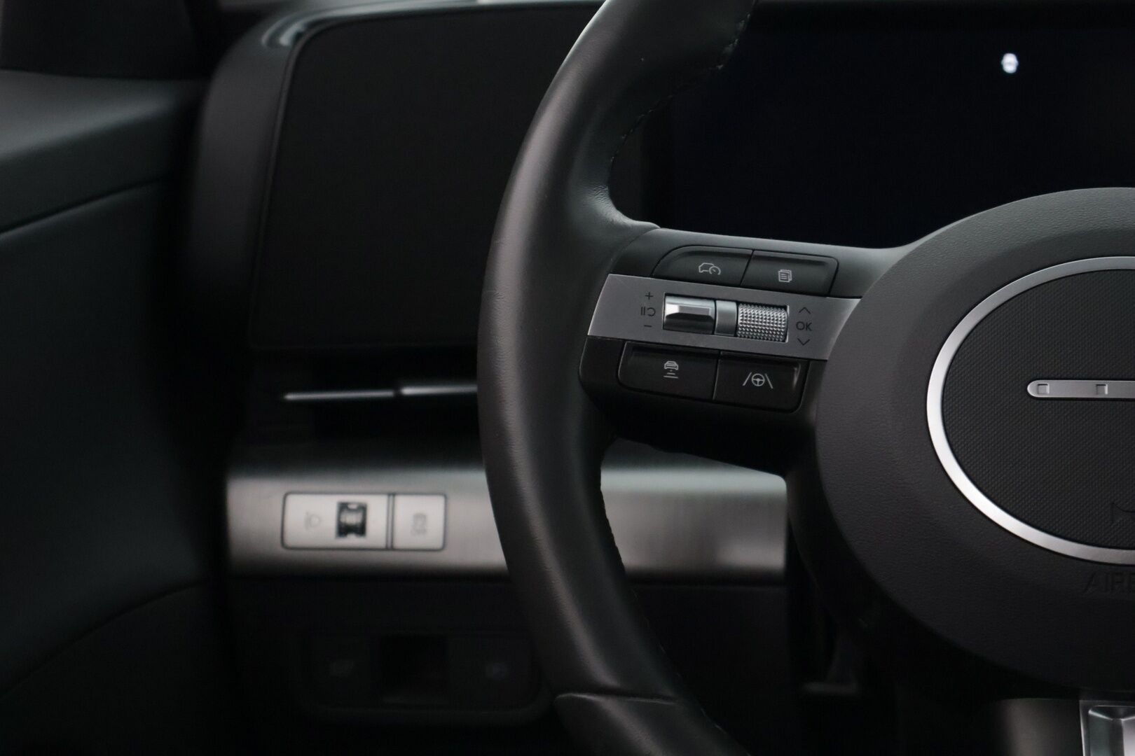 Hyundai KONA Electric 2024 65 kWh 217 hv Premium * Adapt. Vakkari / Bose / Lämpöpumppu / 360 / Navi / HUD / Sähköluukku / LED * - 3,99 % KORKOTARJOUS TÄHÄN AUTOON 14.9. ASTI! - ALV-vähennyskelpoinen / 1-Omisteinen / Suomi-auto 