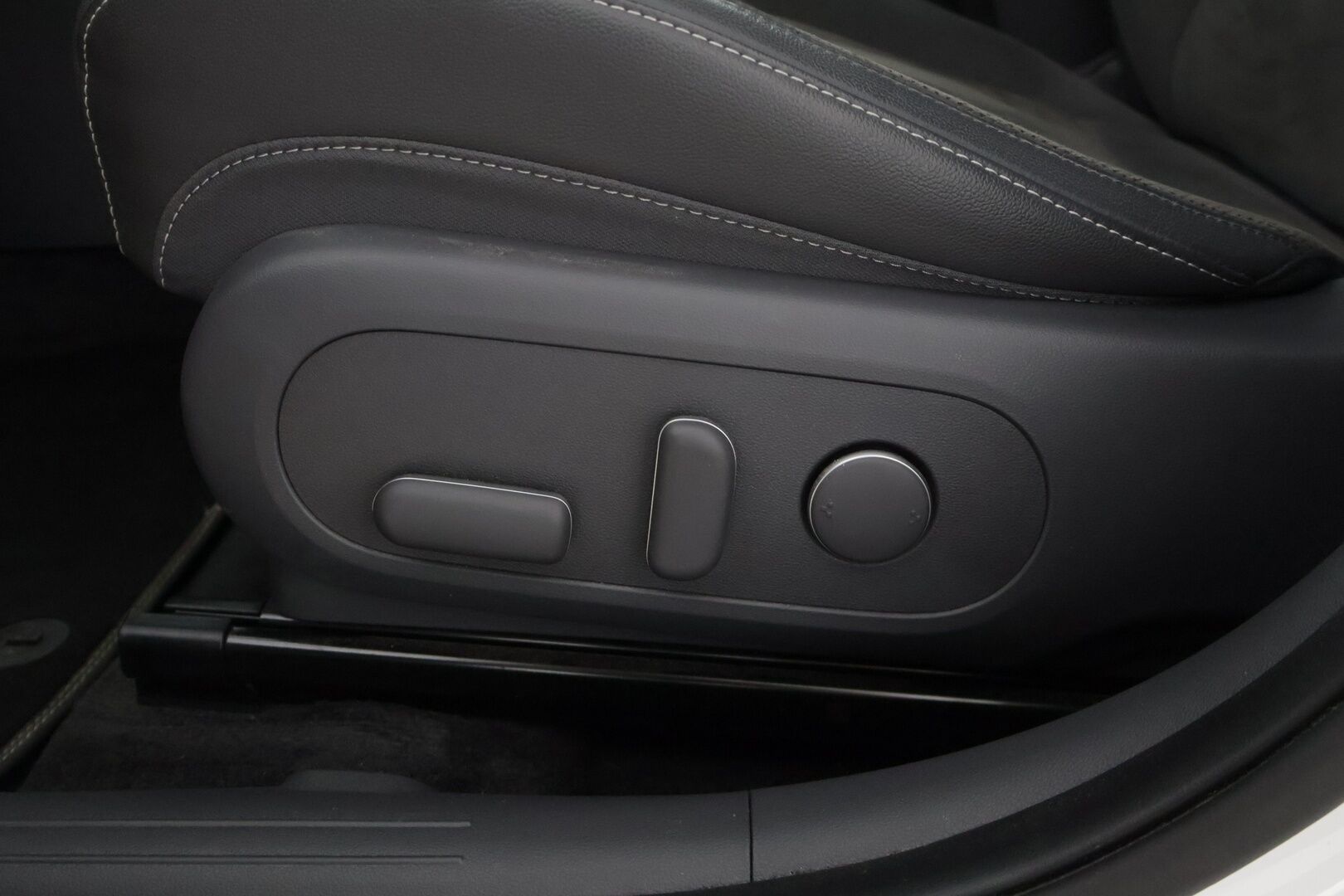Hyundai KONA Electric 2024 65 kWh 217 hv Premium * Adapt. Vakkari / Bose / Lämpöpumppu / 360 / Navi / HUD / Sähköluukku / LED * - 3,99 % KORKOTARJOUS TÄHÄN AUTOON 14.9. ASTI! - ALV-vähennyskelpoinen / 1-Omisteinen / Suomi-auto 