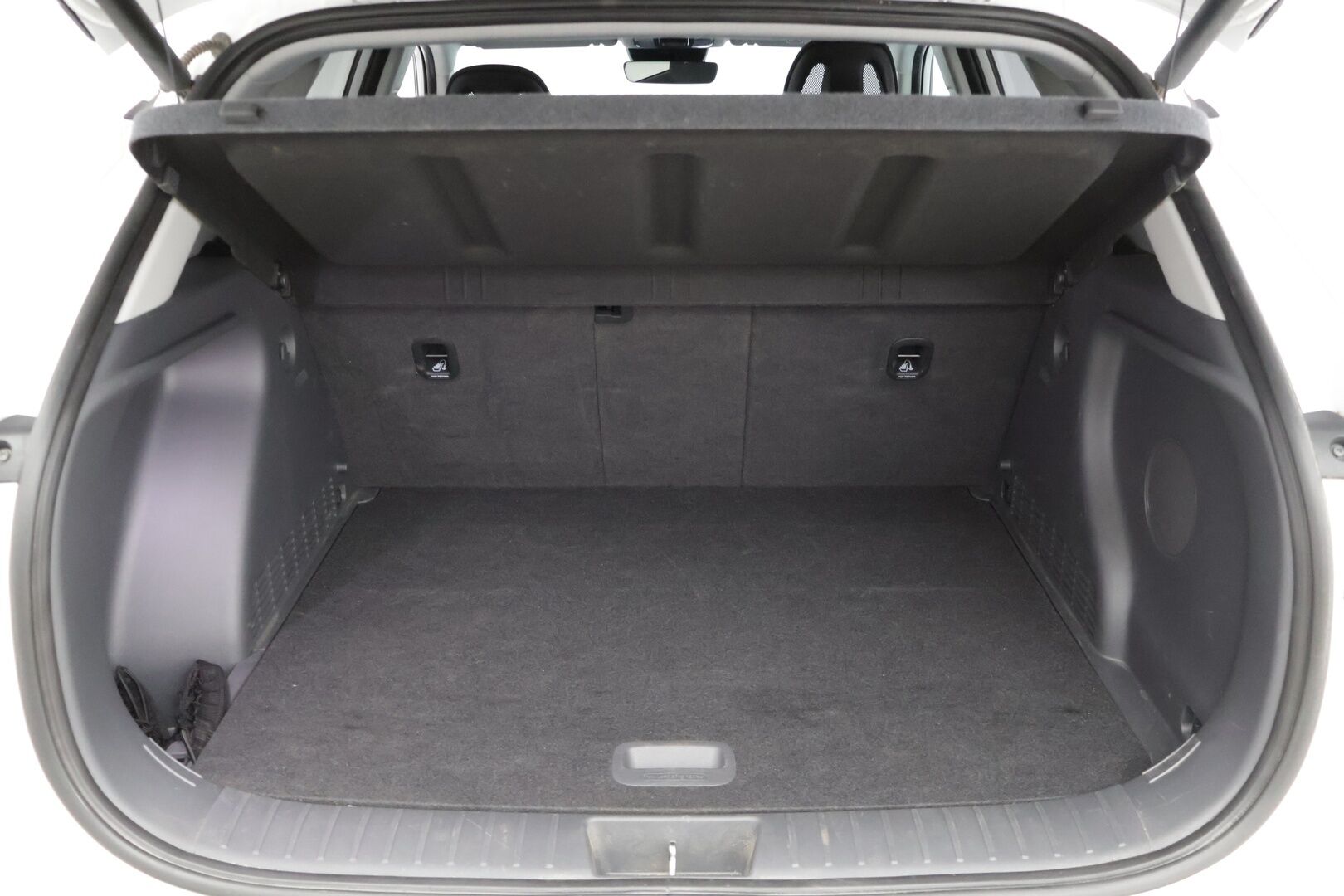 Hyundai KONA Electric 2024 65 kWh 217 hv Premium * Adapt. Vakkari / Bose / Lämpöpumppu / 360 / Navi / HUD / Sähköluukku / LED * - 3,99 % KORKOTARJOUS TÄHÄN AUTOON 14.9. ASTI! - ALV-vähennyskelpoinen / 1-Omisteinen / Suomi-auto 