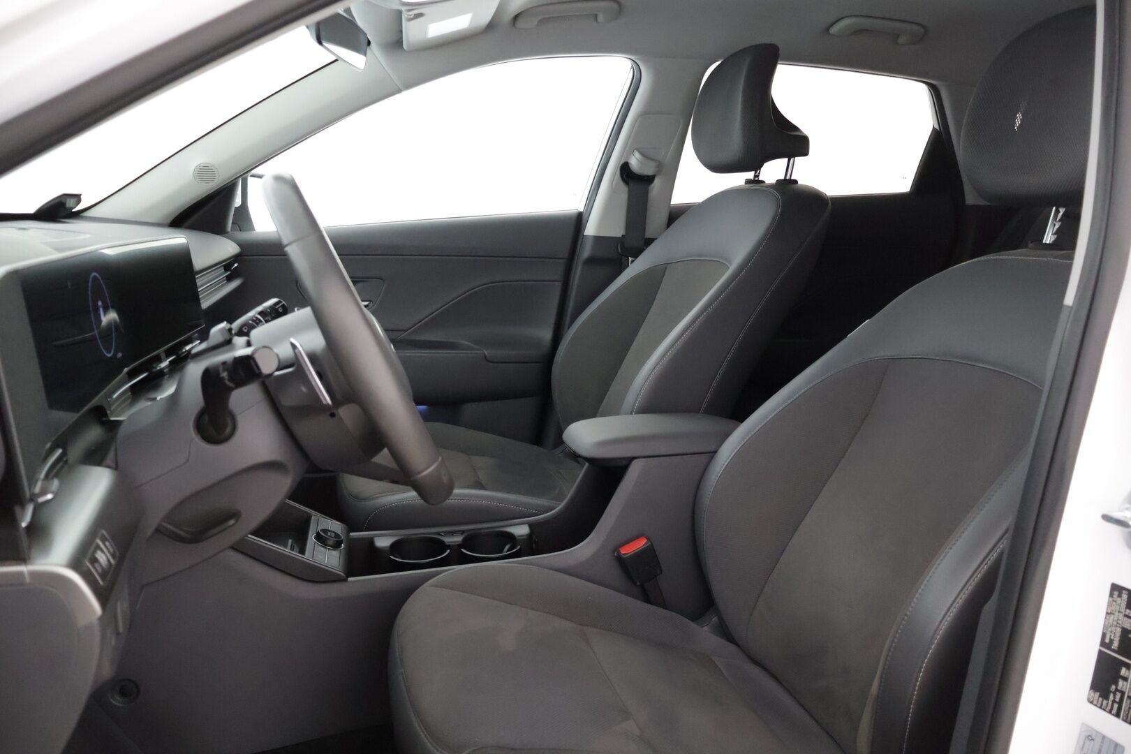 Hyundai KONA Electric 2024 65 kWh 217 hv Premium * Adapt. Vakkari / Bose / Lämpöpumppu / 360 / Navi / HUD / Sähköluukku / LED * - 3,99 % KORKOTARJOUS TÄHÄN AUTOON 14.9. ASTI! - ALV-vähennyskelpoinen / 1-Omisteinen / Suomi-auto 