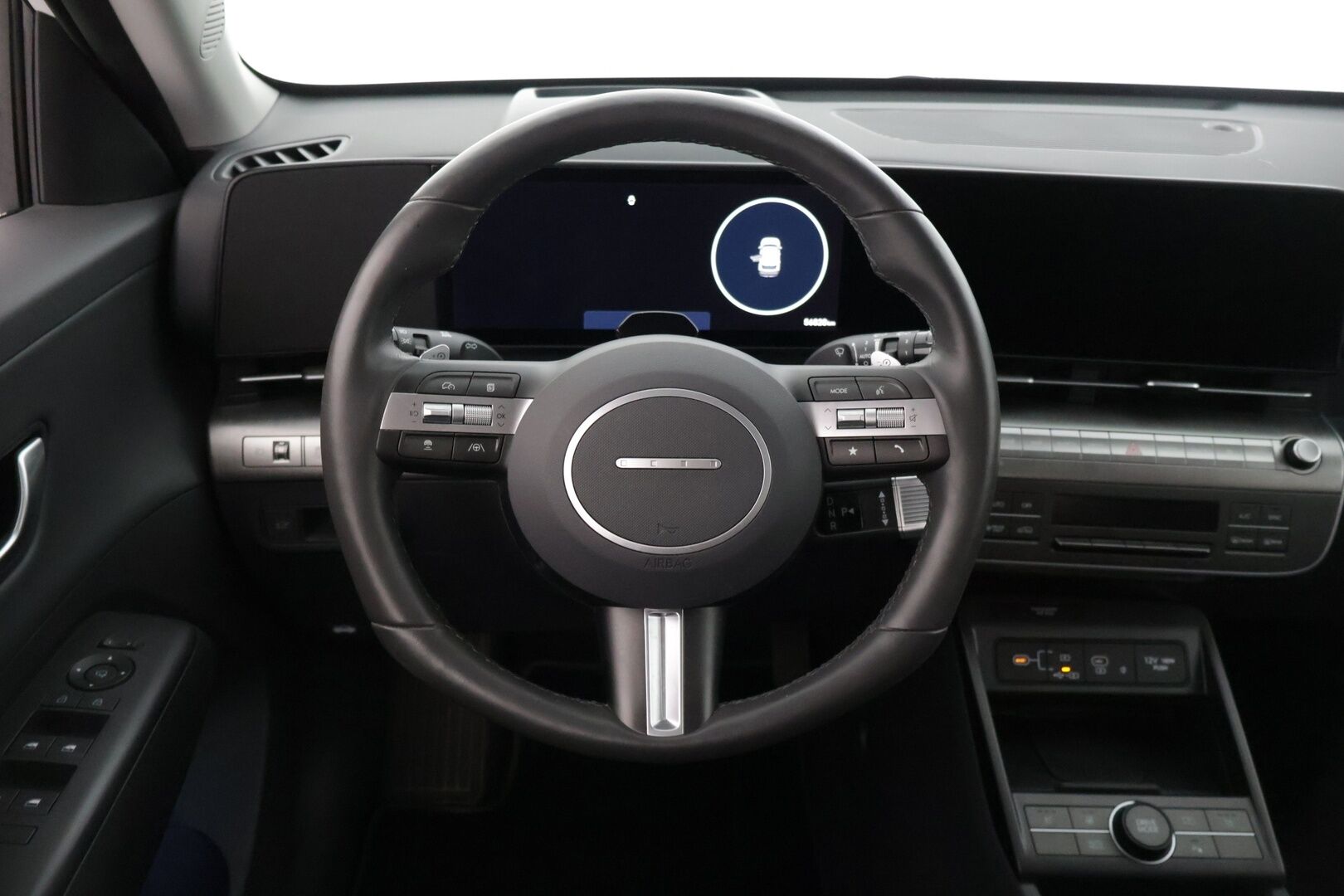 Hyundai KONA Electric 2024 65 kWh 217 hv Premium * Adapt. Vakkari / Bose / Lämpöpumppu / 360 / Navi / HUD / Sähköluukku / LED * - 3,99 % KORKOTARJOUS TÄHÄN AUTOON 14.9. ASTI! - ALV-vähennyskelpoinen / 1-Omisteinen / Suomi-auto 