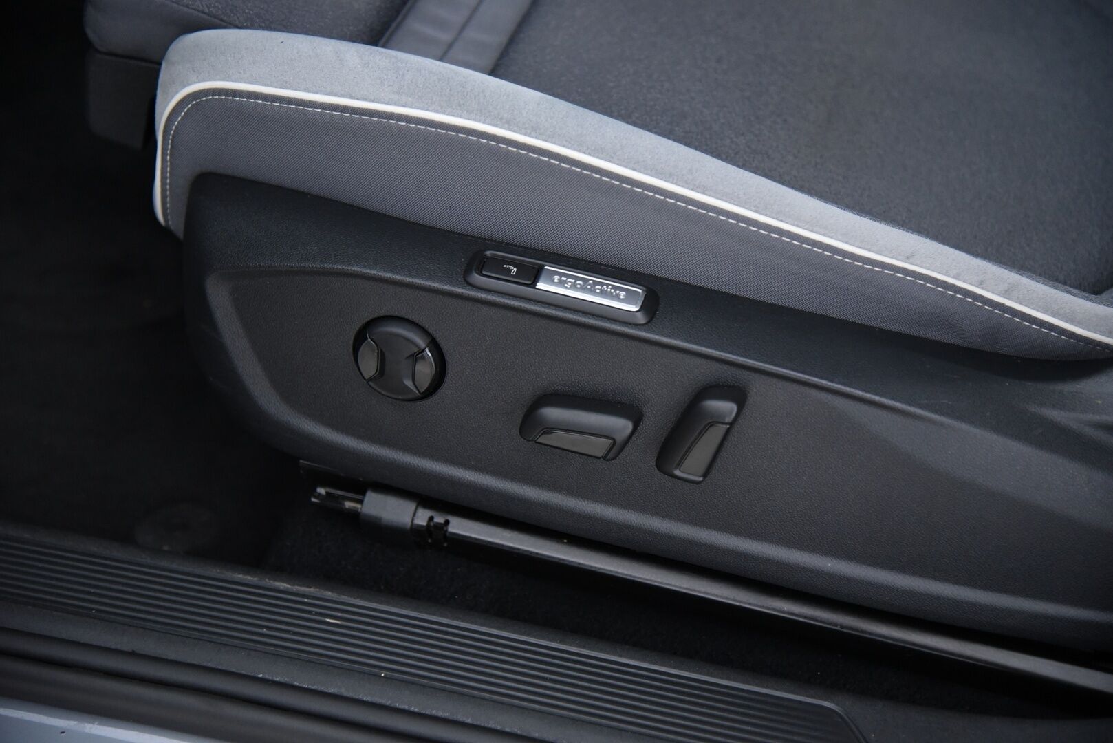 Volkswagen ID.3 2020 1ST Max 150 kW, akku 58 kWh / HUD / Hieronta / ACC / IQ-Light / Side Assist / Sportpenkit / - Lasikatto / Lämpöpumppu / Täyteen varusteltu! / 2x renkaat&vanteet