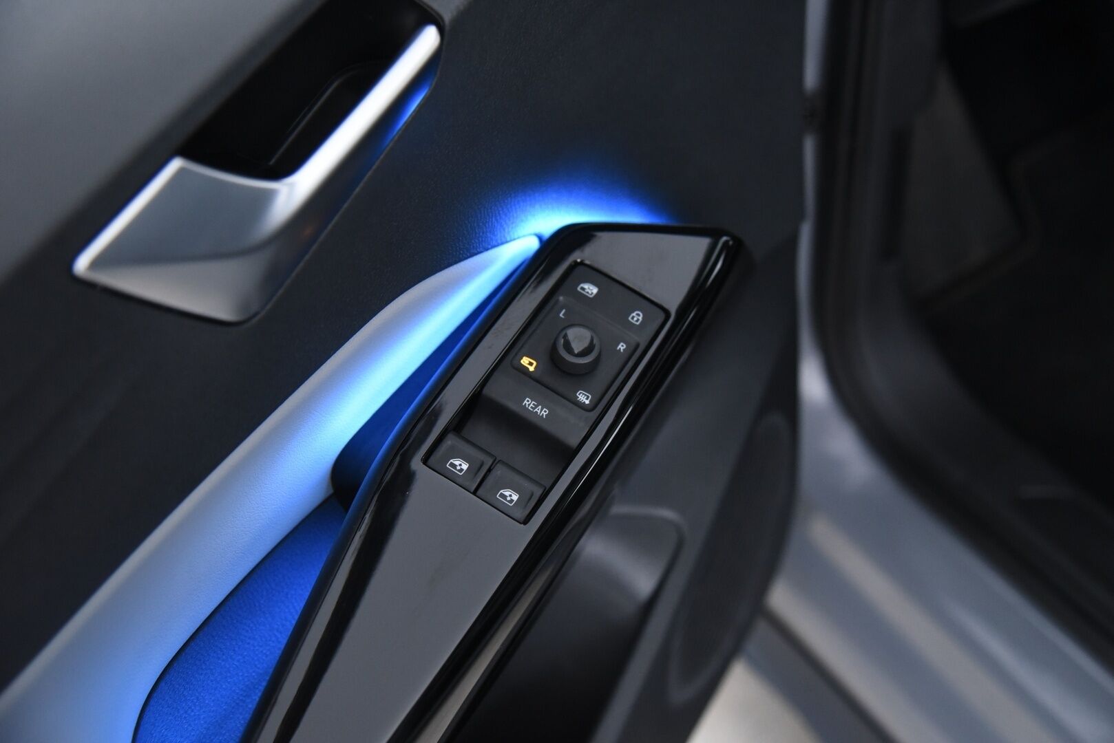 Volkswagen ID.3 2020 1ST Max 150 kW, akku 58 kWh / HUD / Hieronta / ACC / IQ-Light / Side Assist / Sportpenkit / - Lasikatto / Lämpöpumppu / Täyteen varusteltu! / 2x renkaat&vanteet