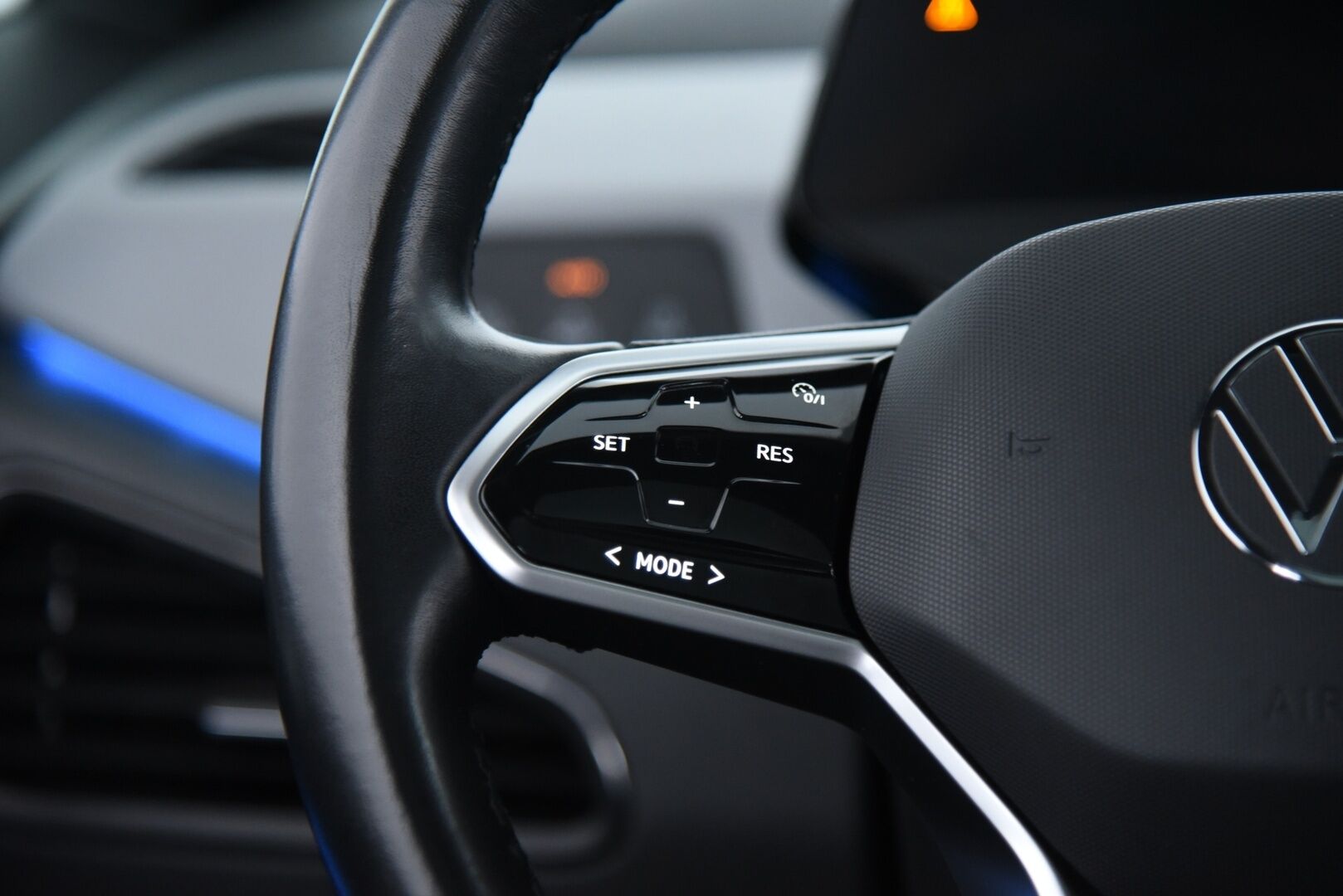 Volkswagen ID.3 2020 1ST Max 150 kW, akku 58 kWh / HUD / Hieronta / ACC / IQ-Light / Side Assist / Sportpenkit / - Lasikatto / Lämpöpumppu / Täyteen varusteltu! / 2x renkaat&vanteet