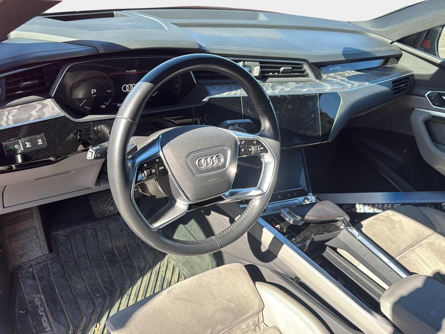 Audi e-tron 2021 Sportback Edition S line 55 quattro *B&O / Koukku / Matrix / Ilma-alusta / Night Vision / HUD / Panorama / ACC / Keyless - ** Kahdet renkaat ja vanteet / Asiallinen huoltohistoria ** - HULLUT AVAJAISHULINAT KORKOTARJOUS 3,29 %