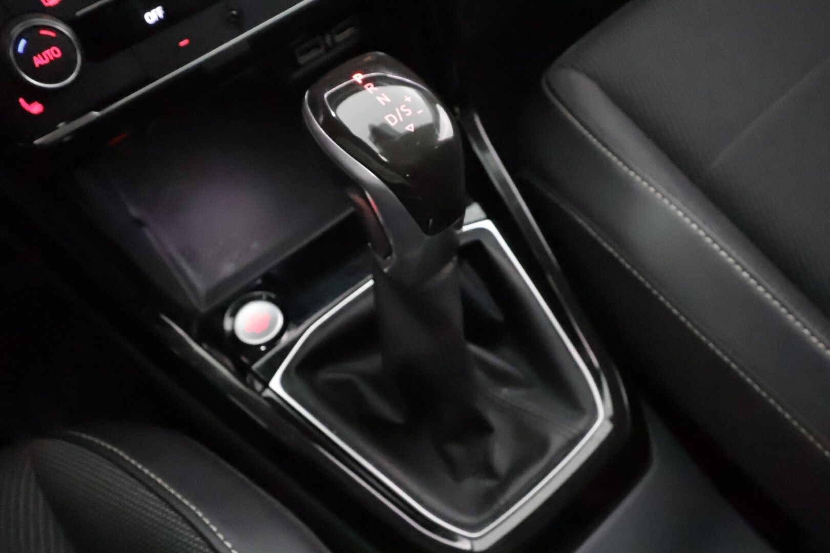 VOLKSWAGEN T-CROSS 2019 1,0 TSI 85 kW R-Line DSG-automaatti - | ACC | Beats | LED | Digimittaristo | Keyless | Lane Assist | BSM | RCTA | App-connect | Navi | P.tutkat | Aut. ilmastointi | 2x renkaat aluin | 