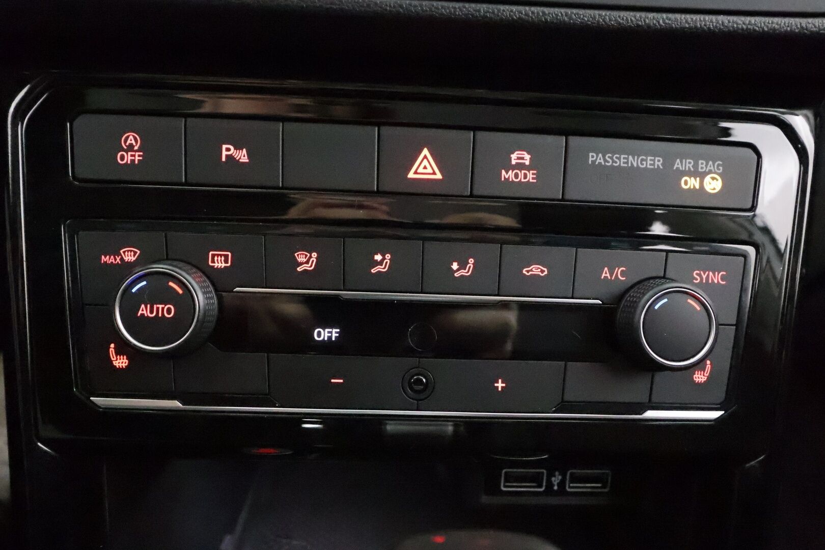VOLKSWAGEN T-CROSS 2019 1,0 TSI 85 kW R-Line DSG-automaatti - | ACC | Beats | LED | Digimittaristo | Keyless | Lane Assist | BSM | RCTA | App-connect | Navi | P.tutkat | Aut. ilmastointi | 2x renkaat aluin | 