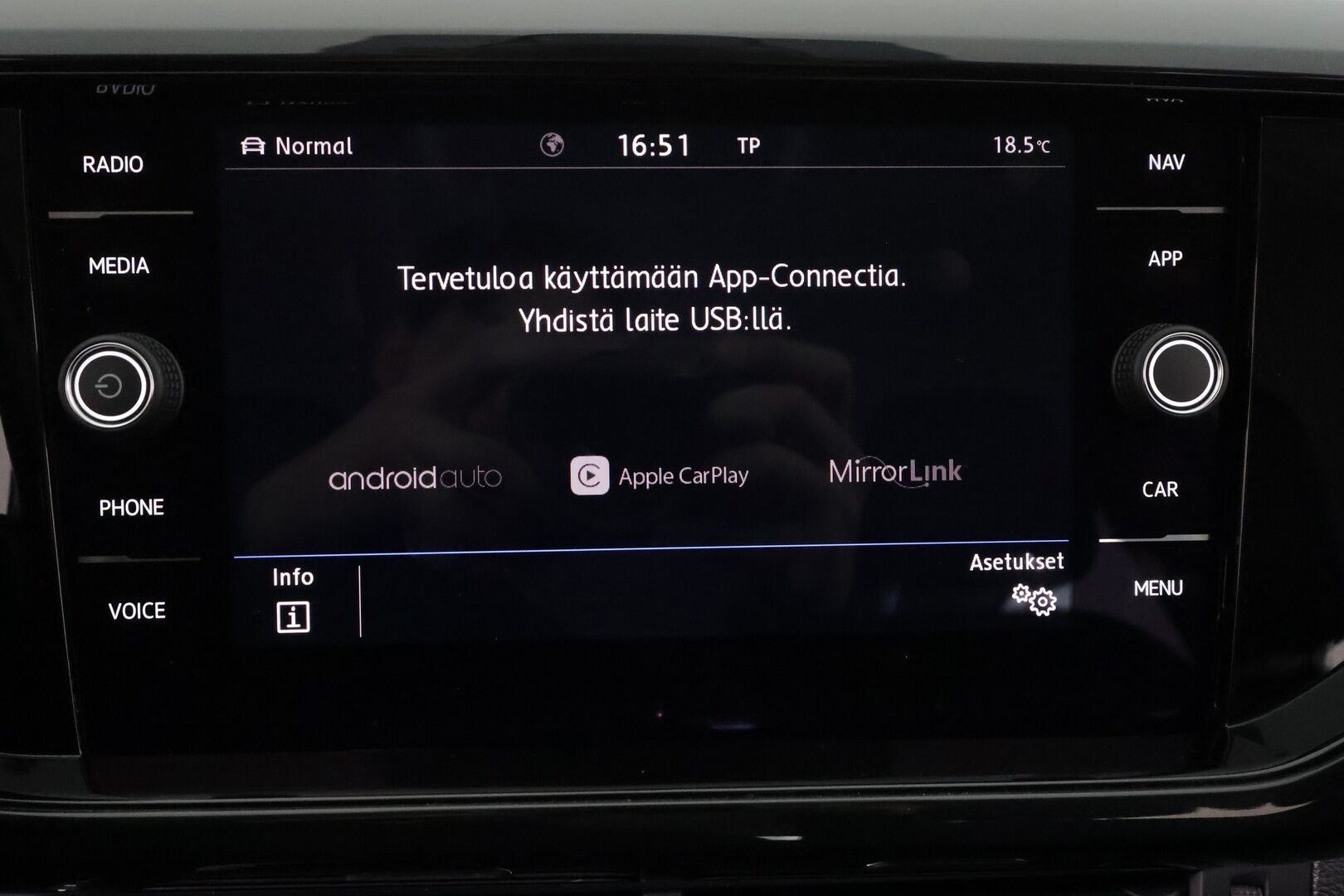 VOLKSWAGEN T-CROSS 2019 1,0 TSI 85 kW R-Line DSG-automaatti - | ACC | Beats | LED | Digimittaristo | Keyless | Lane Assist | BSM | RCTA | App-connect | Navi | P.tutkat | Aut. ilmastointi | 2x renkaat aluin | 